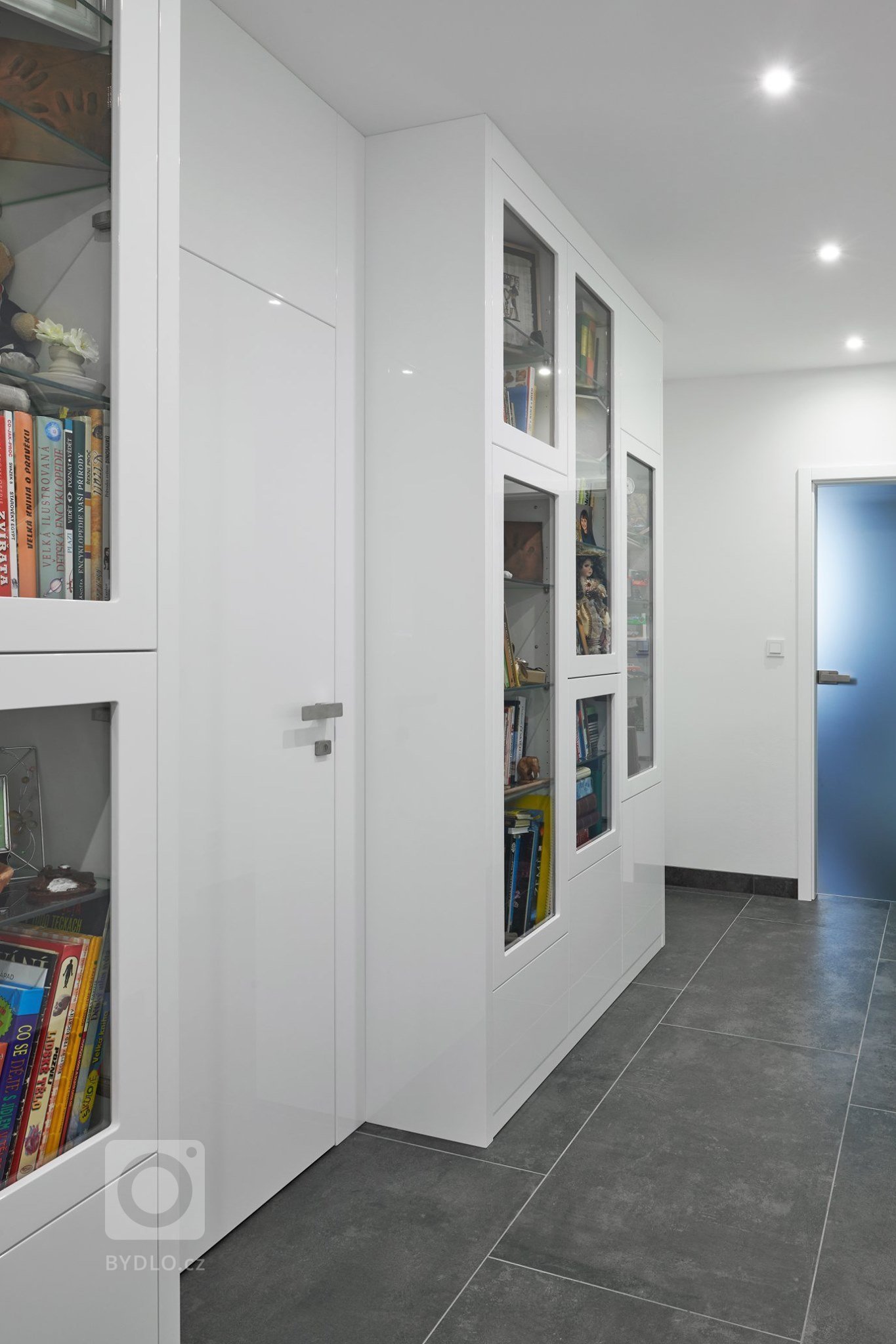 Realizace kompletního interiérů na míru s důkazem na detail. Kombinace prémiového lakování v bílém provedení s cizokrajnou prémiovou dýhou TINEO v lesku…