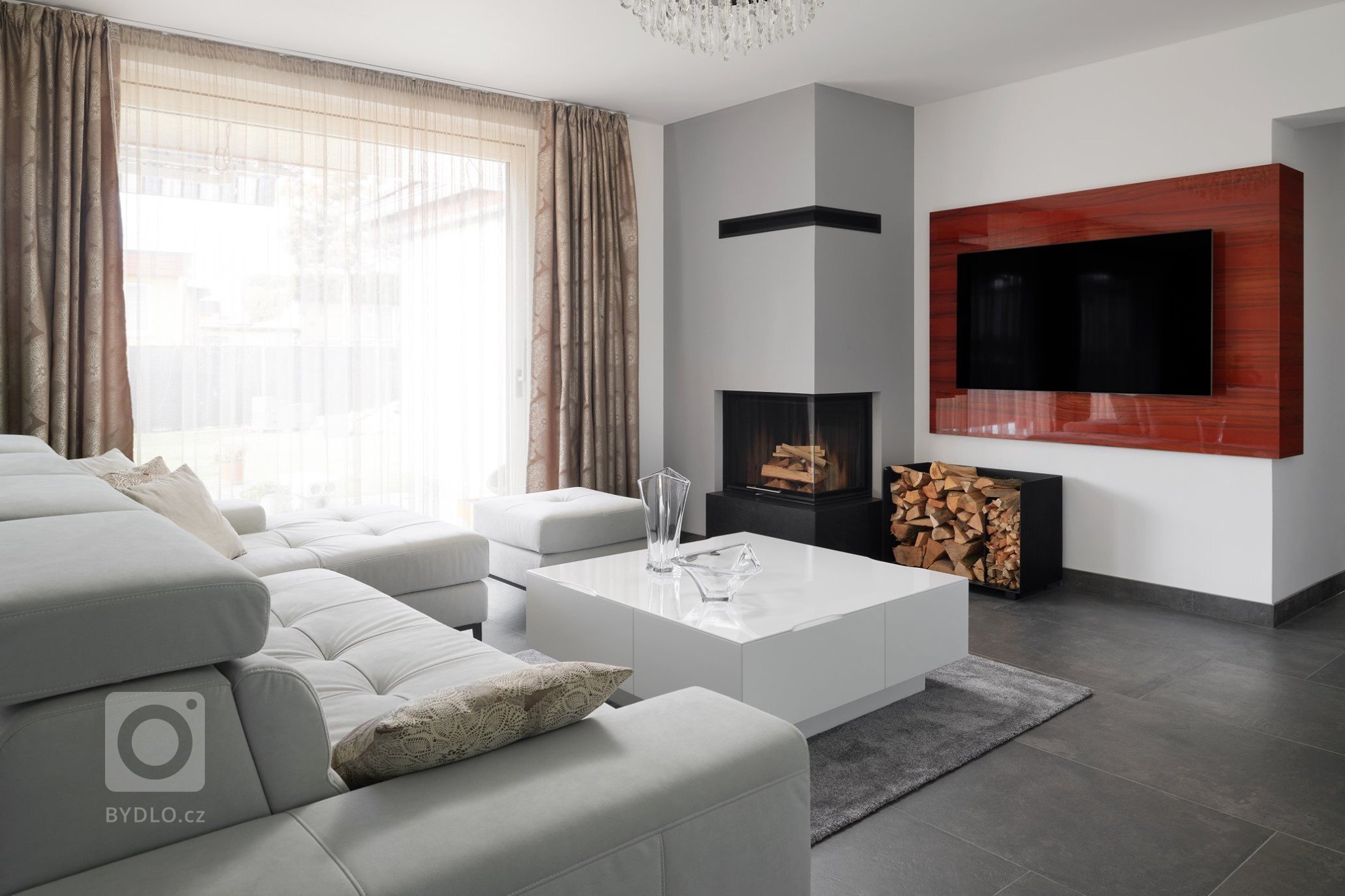 Realizace kompletního interiérů na míru s důkazem na detail. Kombinace prémiového lakování v bílém provedení s cizokrajnou prémiovou dýhou TINEO v lesku…