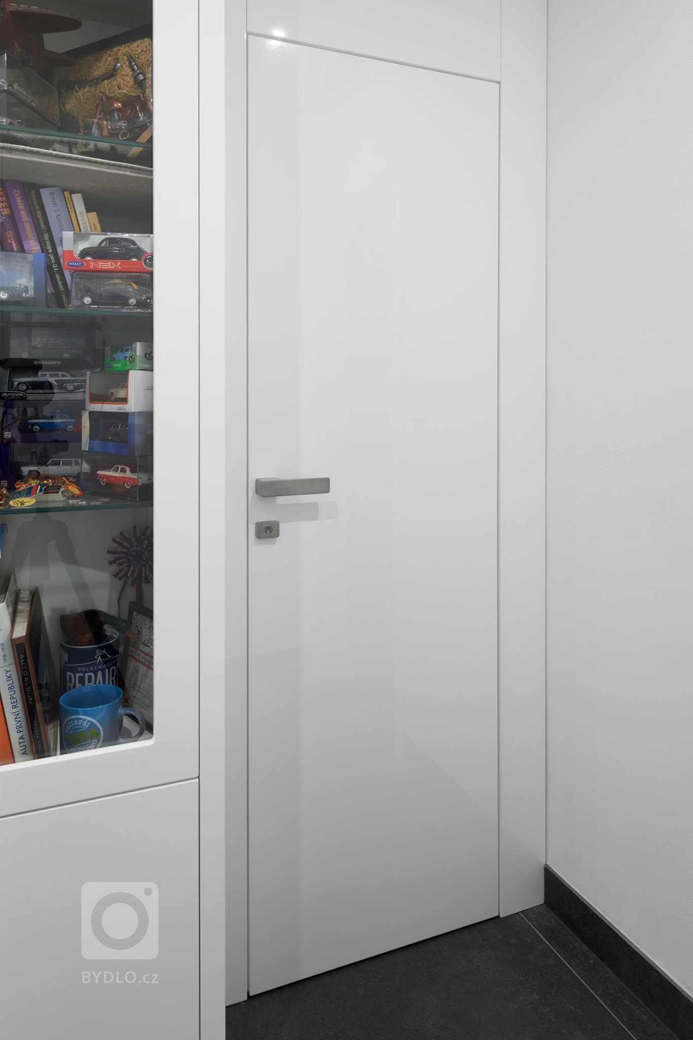 Realizace kompletního interiérů na míru s důkazem na detail. Kombinace prémiového lakování v bílém provedení s cizokrajnou prémiovou dýhou TINEO v lesku…