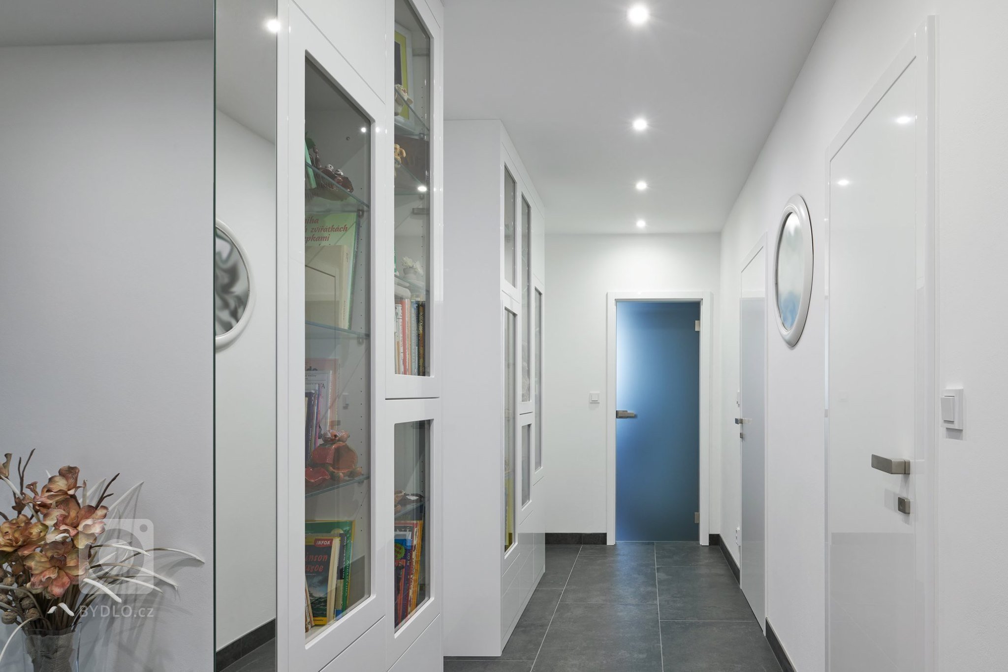 Realizace kompletního interiérů na míru s důkazem na detail. Kombinace prémiového lakování v bílém provedení s cizokrajnou prémiovou dýhou TINEO v lesku…