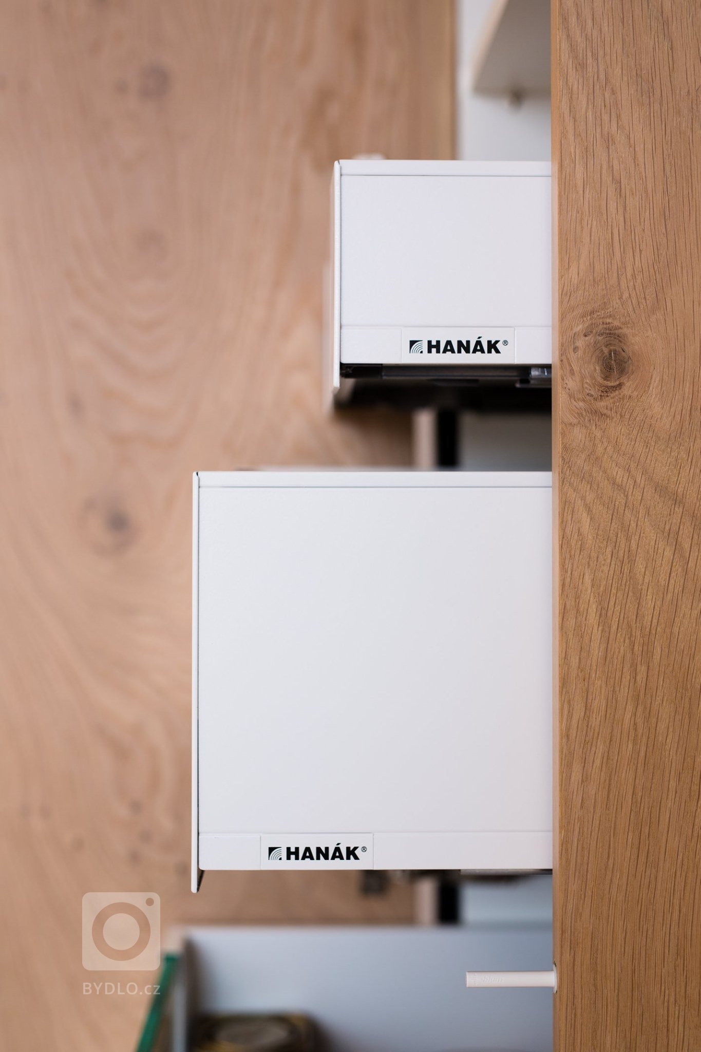 I do malého podkrovního bytu umíme vykouzlit zázraky. Dubová dýha s kombinací bílého laku v matu, prostor opticky otevřela a rozzářila. Kuchyně je promyšlená…