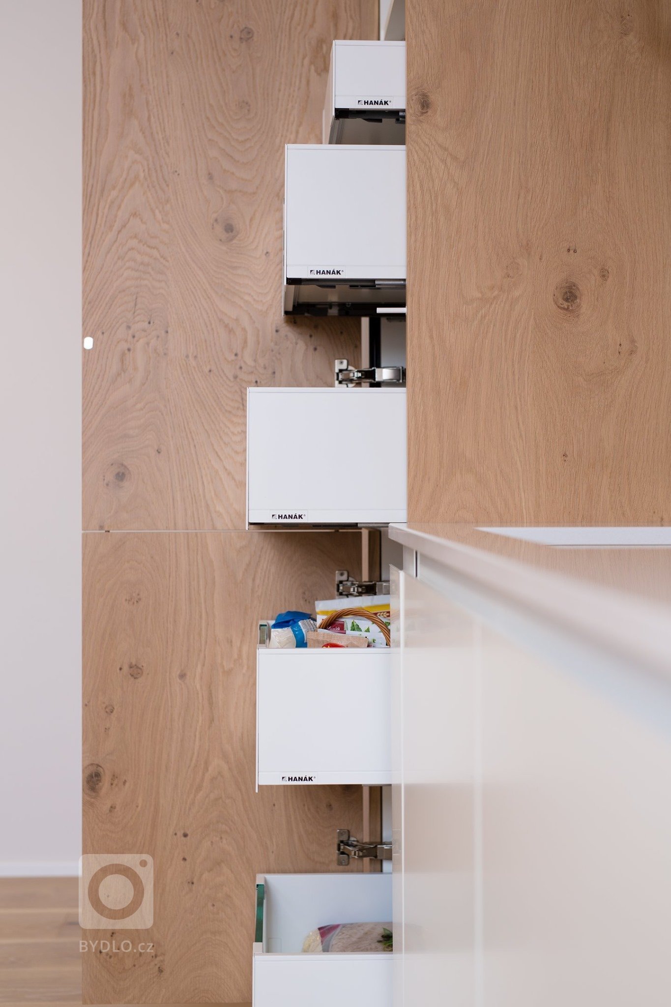 I do malého podkrovního bytu umíme vykouzlit zázraky. Dubová dýha s kombinací bílého laku v matu, prostor opticky otevřela a rozzářila. Kuchyně je promyšlená…