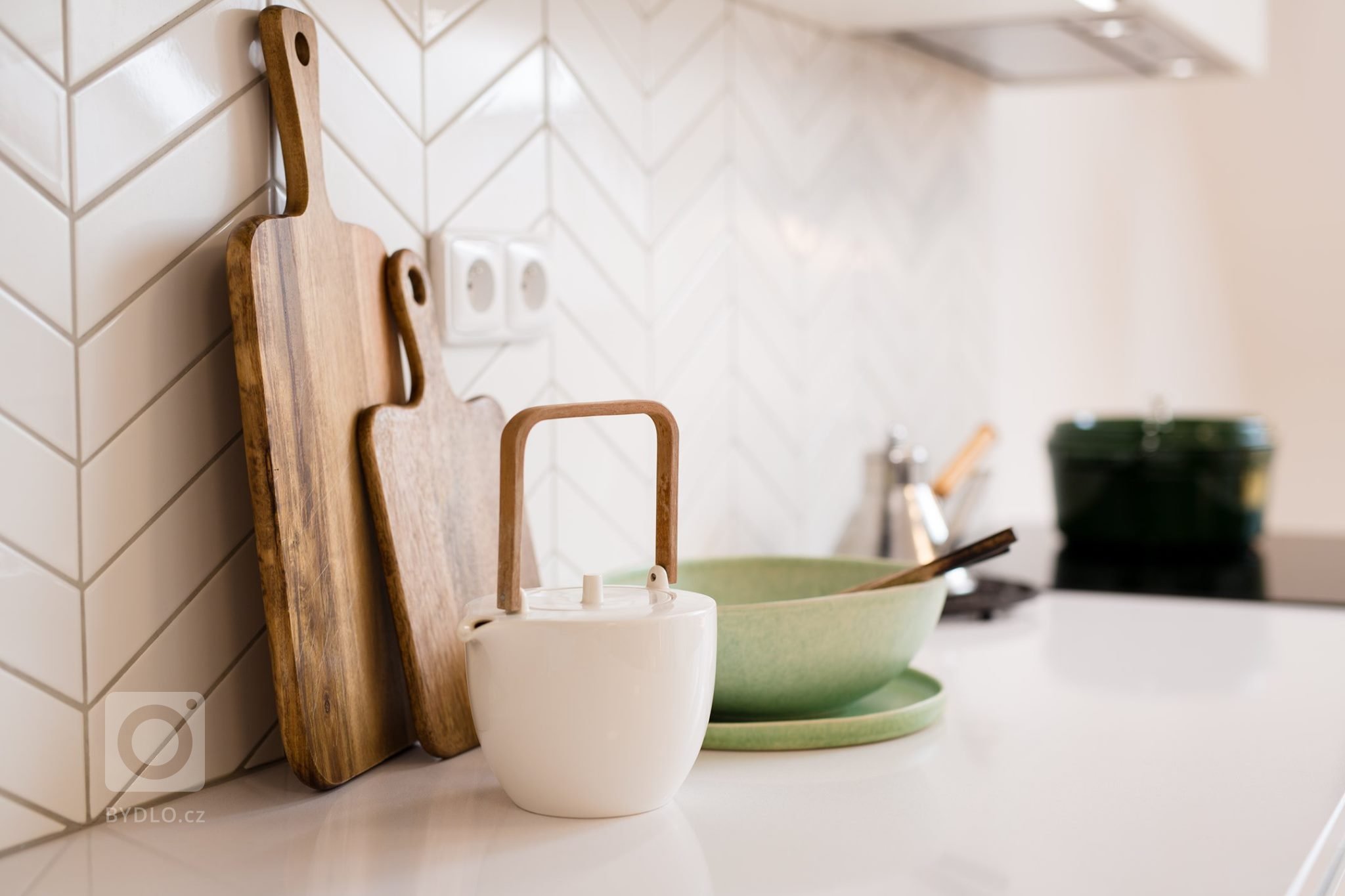 I do malého podkrovního bytu umíme vykouzlit zázraky. Dubová dýha s kombinací bílého laku v matu, prostor opticky otevřela a rozzářila. Kuchyně je promyšlená…