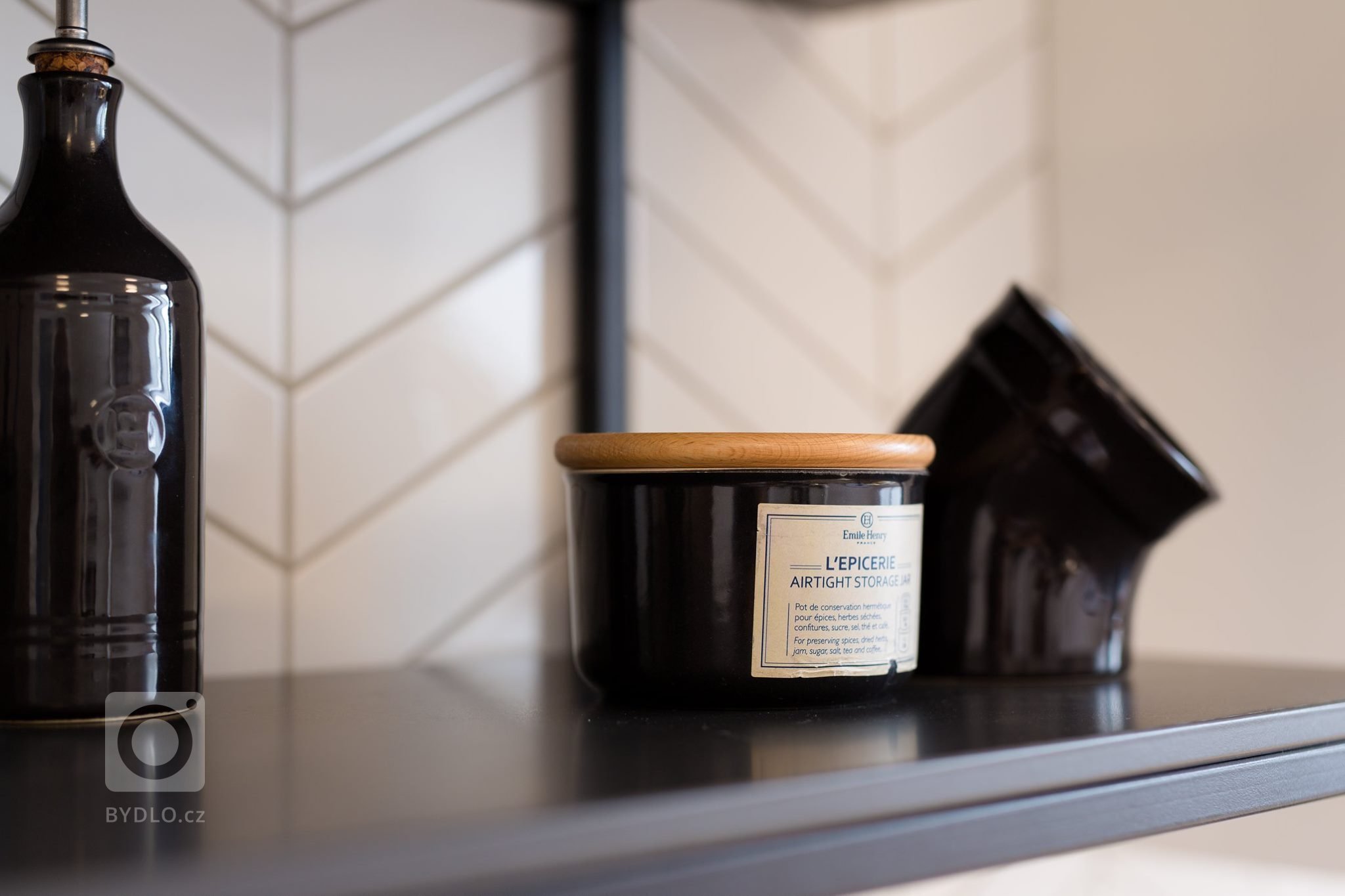 I do malého podkrovního bytu umíme vykouzlit zázraky. Dubová dýha s kombinací bílého laku v matu, prostor opticky otevřela a rozzářila. Kuchyně je promyšlená…