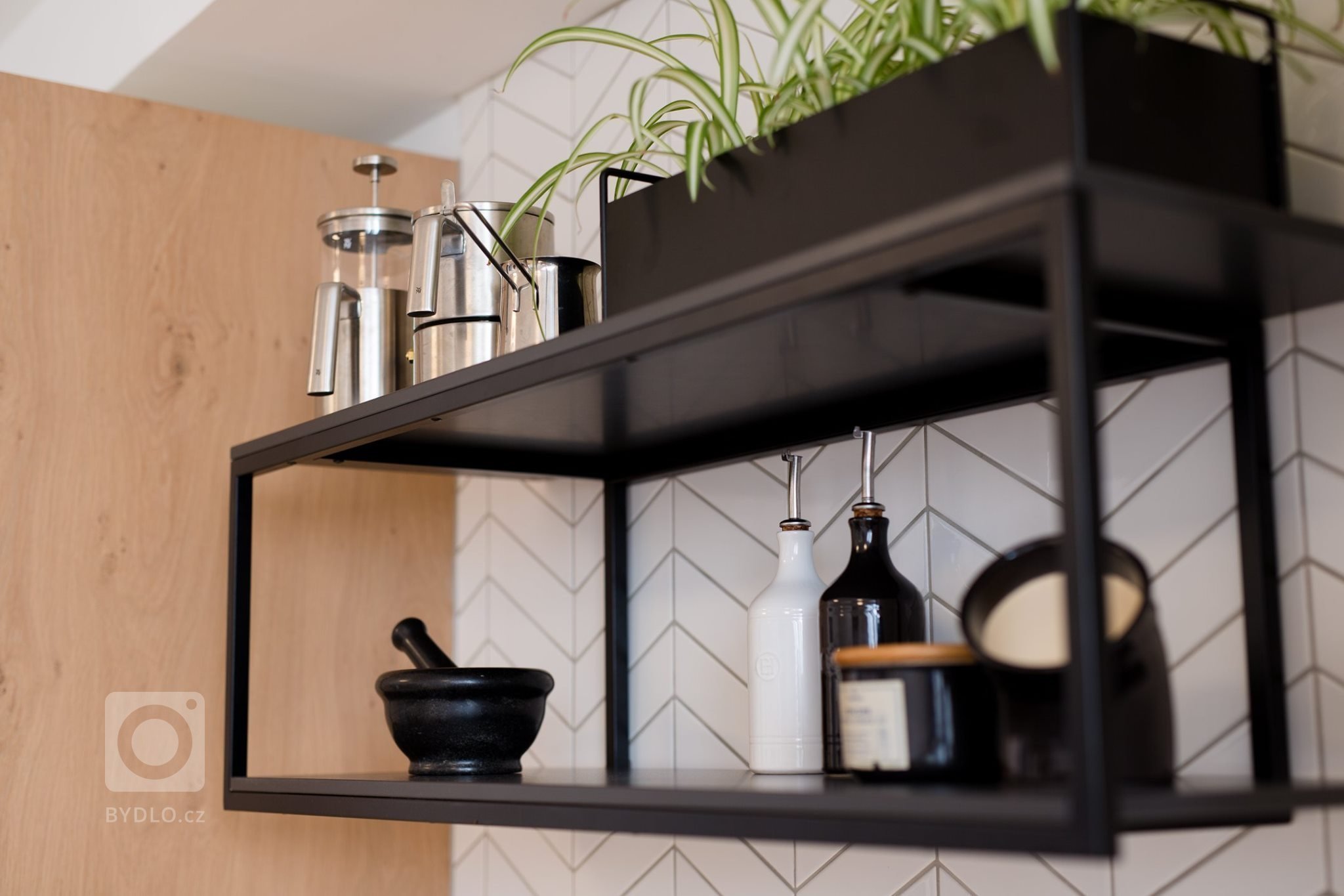 I do malého podkrovního bytu umíme vykouzlit zázraky. Dubová dýha s kombinací bílého laku v matu, prostor opticky otevřela a rozzářila. Kuchyně je promyšlená…