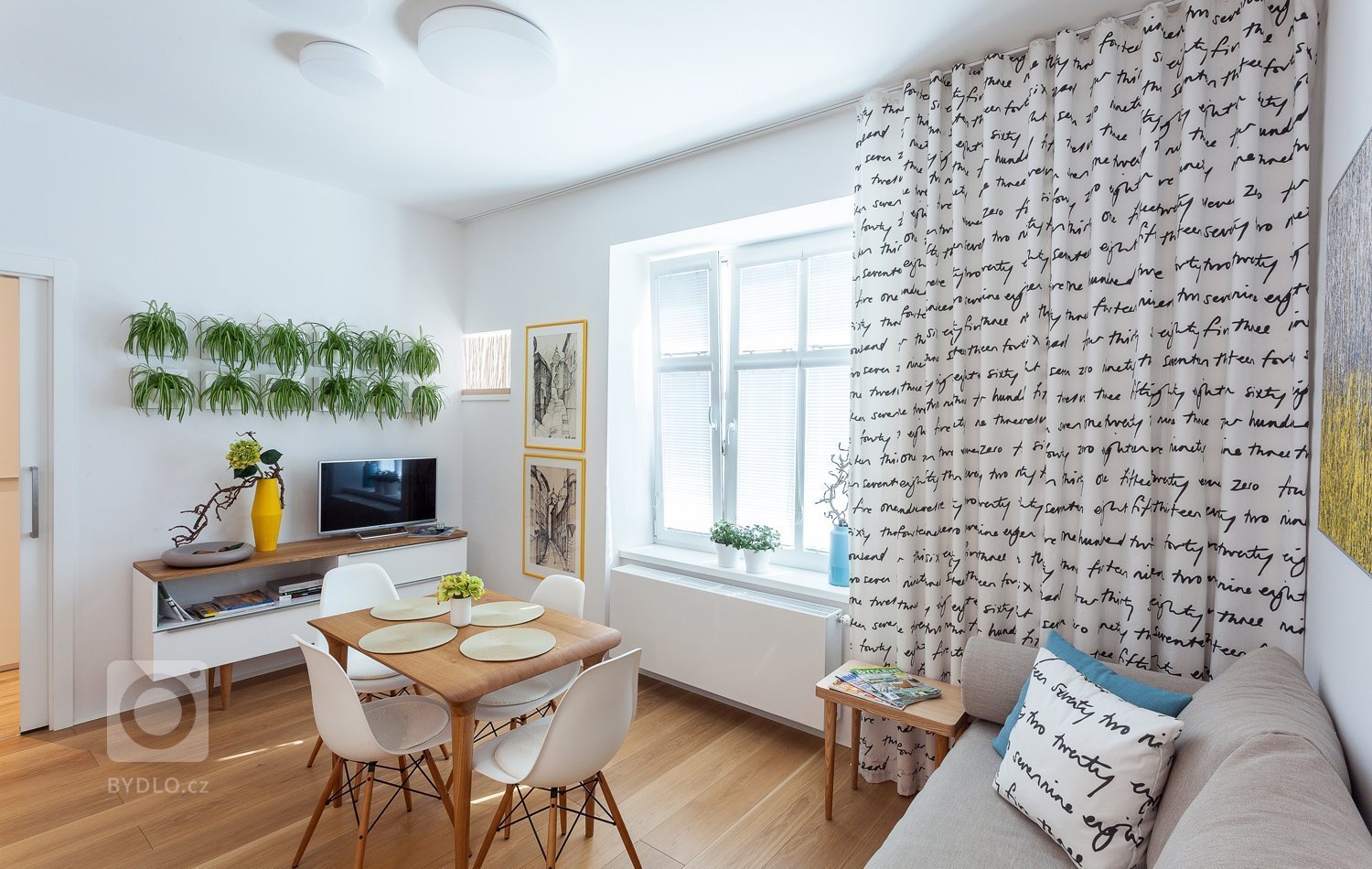 Máme radost z realizace, na které můžeme ukázkově demonstrovat, jak skvěle lze zařídit malý byt naším nábytkem na míru. Atypické dispozice vyžadují…