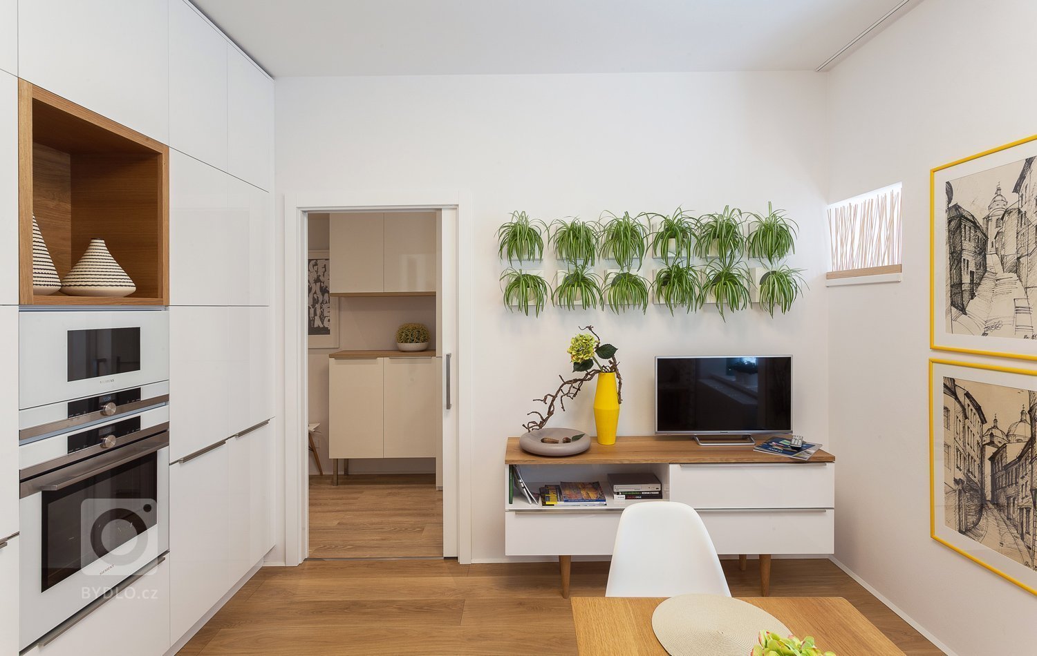 Máme radost z realizace, na které můžeme ukázkově demonstrovat, jak skvěle lze zařídit malý byt naším nábytkem na míru. Atypické dispozice vyžadují…