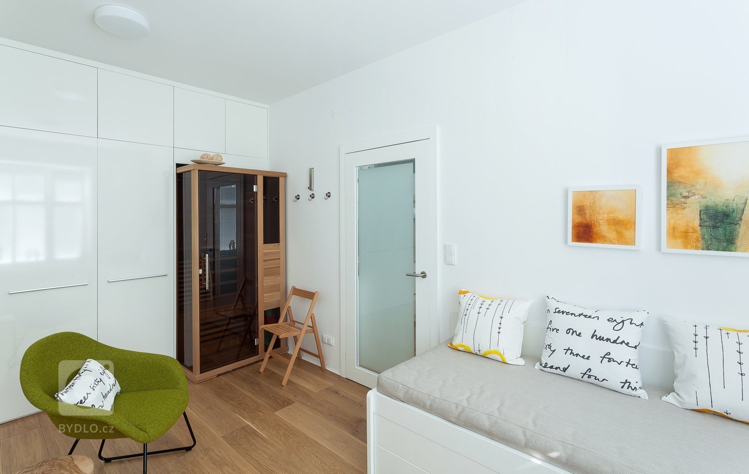 Máme radost z realizace, na které můžeme ukázkově demonstrovat, jak skvěle lze zařídit malý byt naším nábytkem na míru. Atypické dispozice vyžadují…
