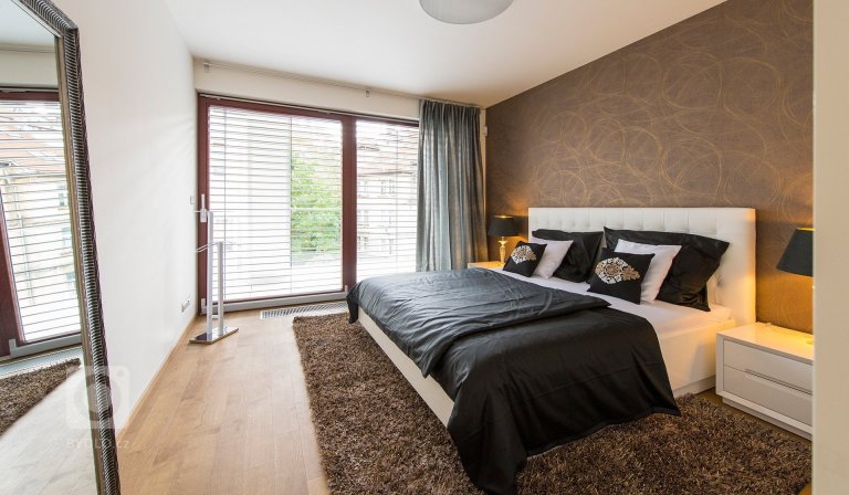 add picture to album