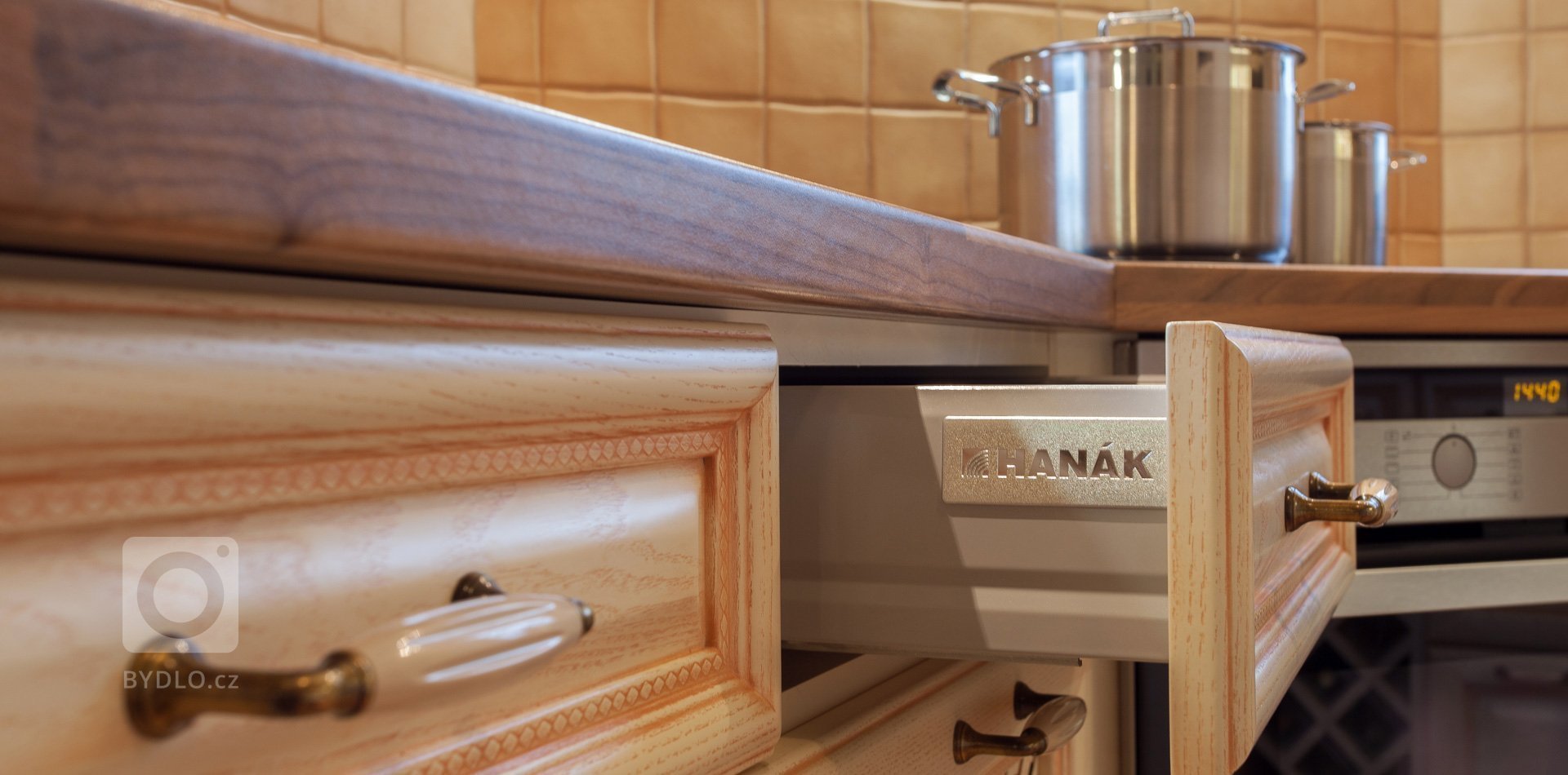 Klasické venkovské kuchyně jsou stále velmi vyhledávané. Obstojí v každé době a nevyjdou z módy, což majitel této kuchyně dobře ví.&nbsp;Je nejoblíbenější…