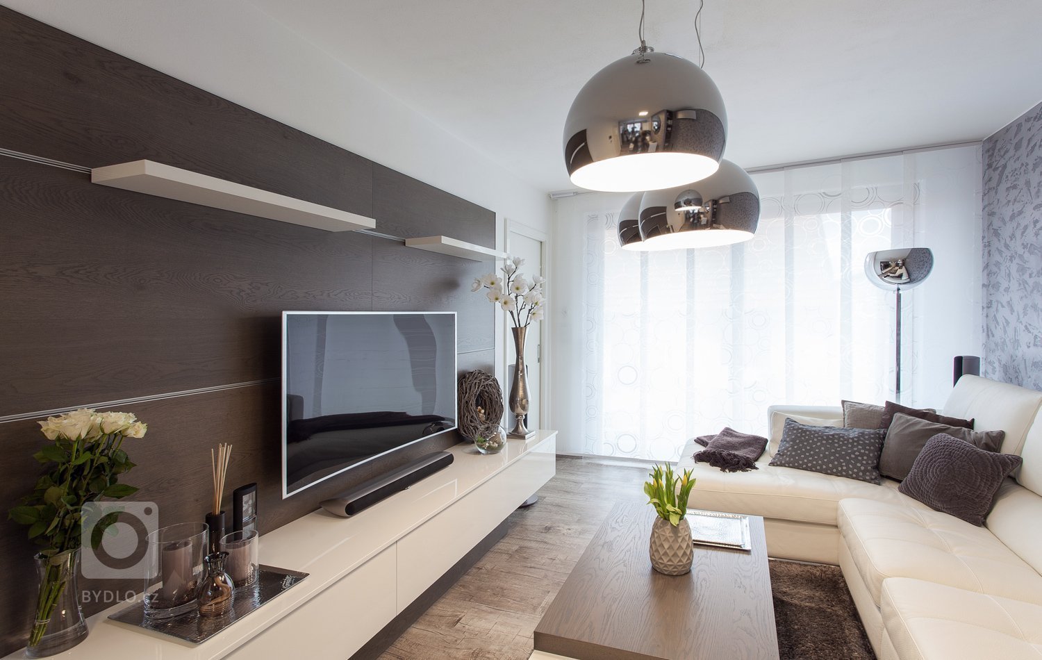 Rádi bychom vám představili jedinečnou realizaci dvougeneračního rodinného domu, který byl rekonstruován a kompletně nově vybaven nábytkem a dveřmi HANÁK.…