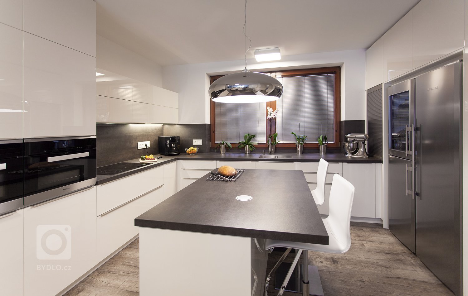 Rádi bychom vám představili jedinečnou realizaci dvougeneračního rodinného domu, který byl rekonstruován a kompletně nově vybaven nábytkem a dveřmi HANÁK.…