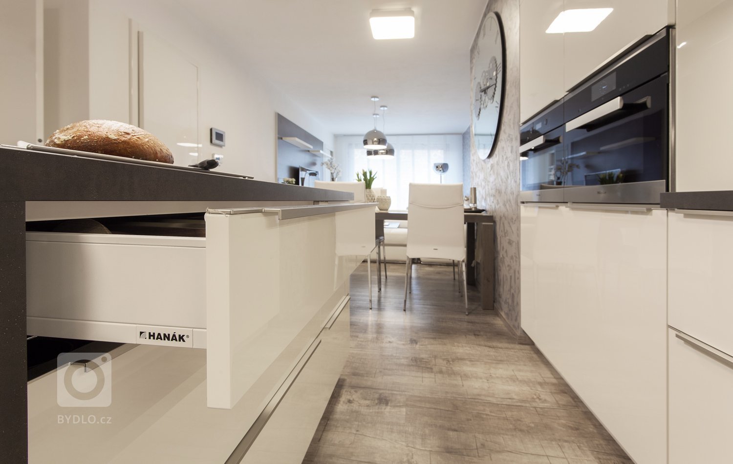 Rádi bychom vám představili jedinečnou realizaci dvougeneračního rodinného domu, který byl rekonstruován a kompletně nově vybaven nábytkem a dveřmi HANÁK.…