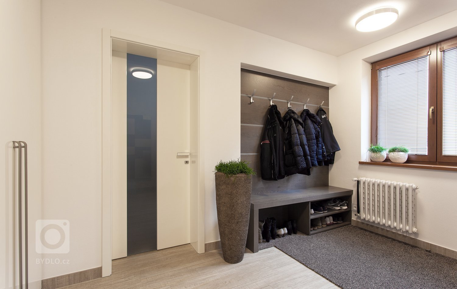 Rádi bychom vám představili jedinečnou realizaci dvougeneračního rodinného domu, který byl rekonstruován a kompletně nově vybaven nábytkem a dveřmi HANÁK.…