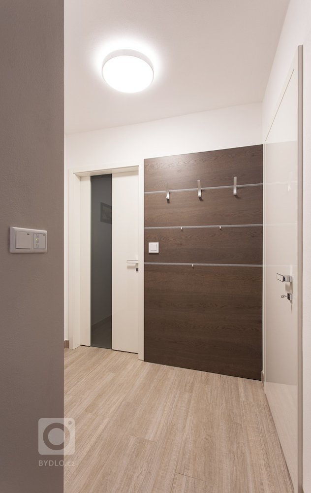 Navazujeme na předchozí realizaci, kde jsme nejprve&nbsp;představili byt rodičů v přízemí.&nbsp;Dnes pokračujeme prohlídkou 1. patra, kde bydlí mladý manželský…