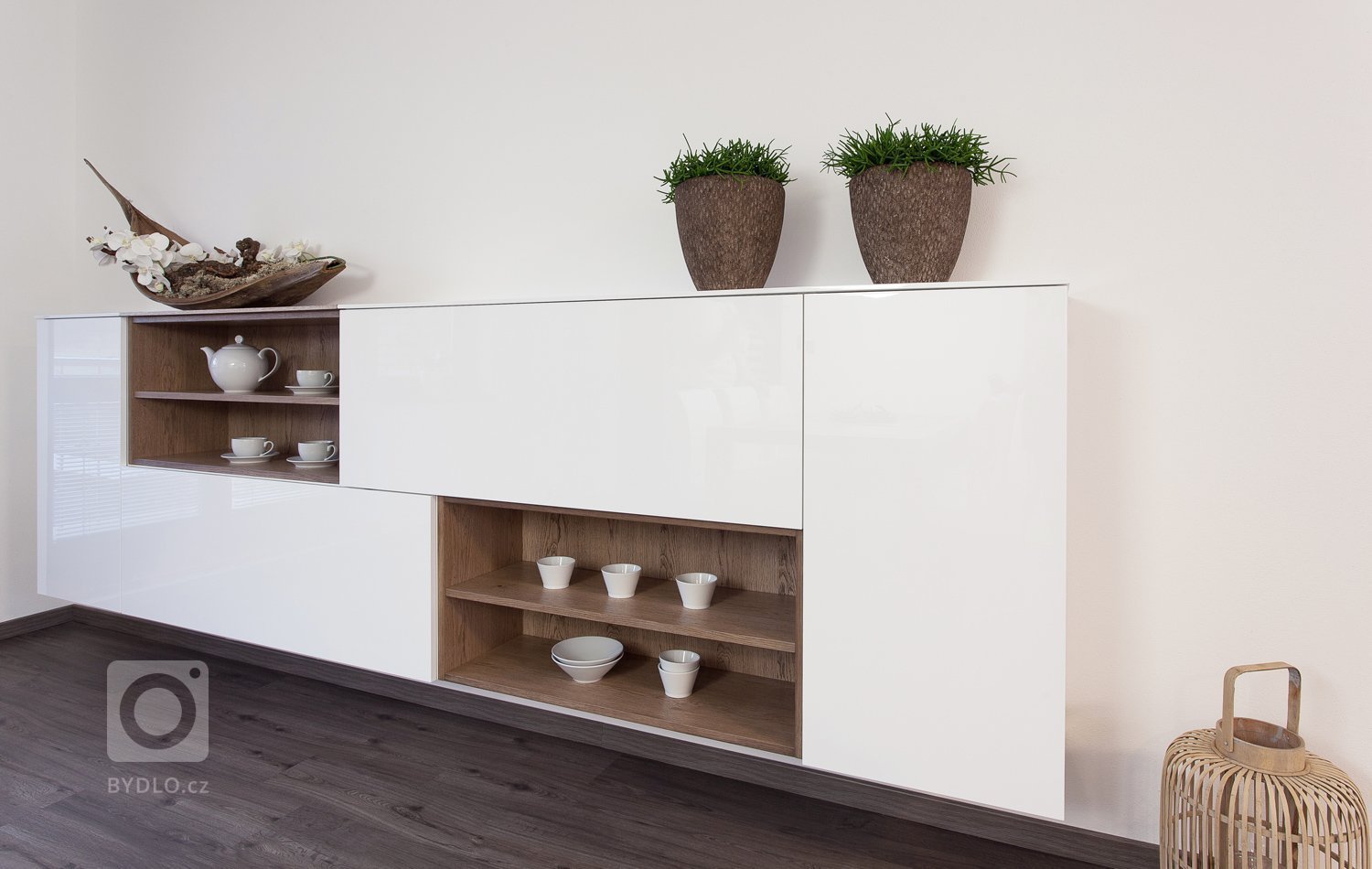 Navazujeme na předchozí realizaci, kde jsme nejprve&nbsp;představili byt rodičů v přízemí.&nbsp;Dnes pokračujeme prohlídkou 1. patra, kde bydlí mladý manželský…