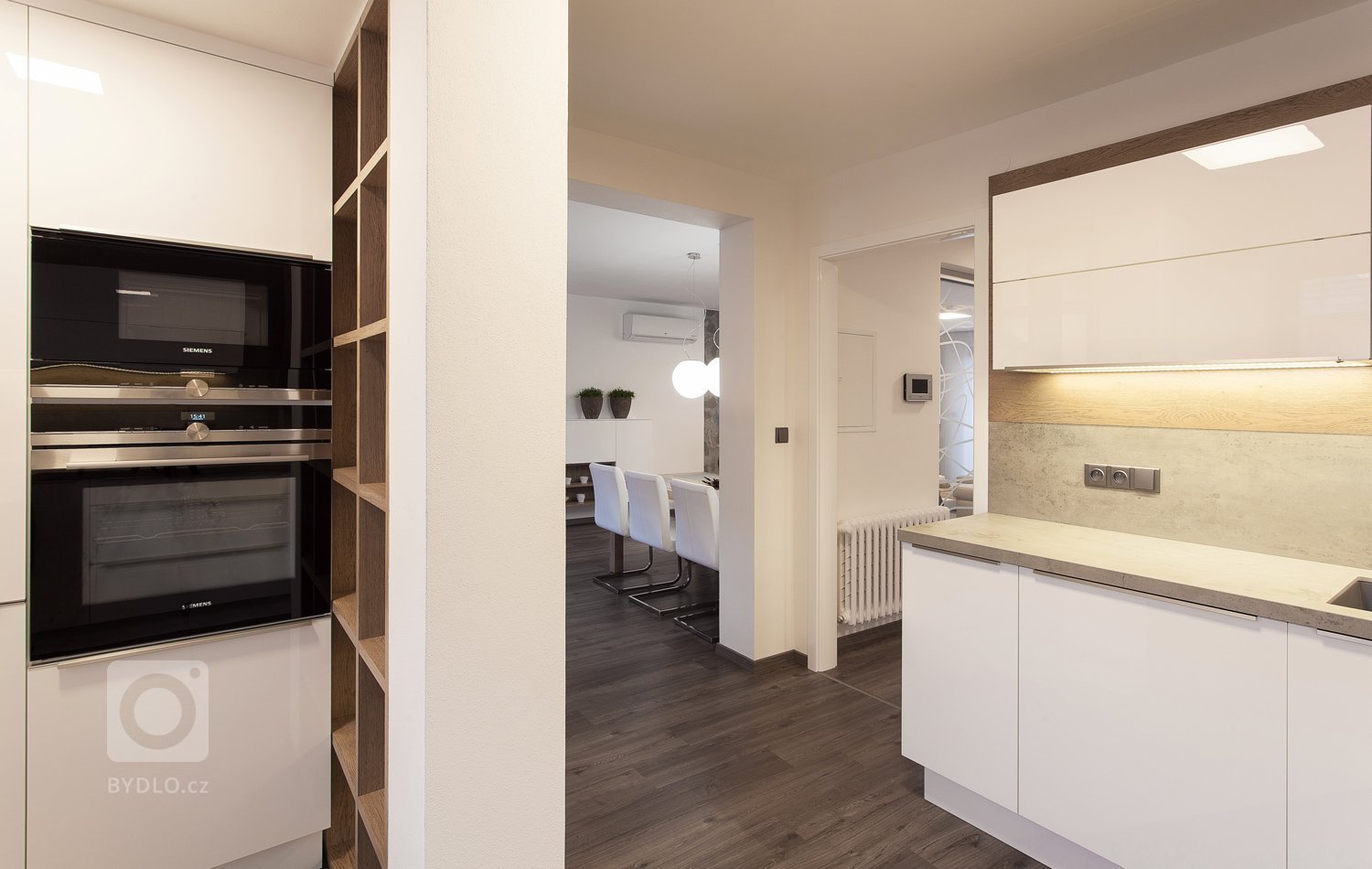 Navazujeme na předchozí realizaci, kde jsme nejprve&nbsp;představili byt rodičů v přízemí.&nbsp;Dnes pokračujeme prohlídkou 1. patra, kde bydlí mladý manželský…