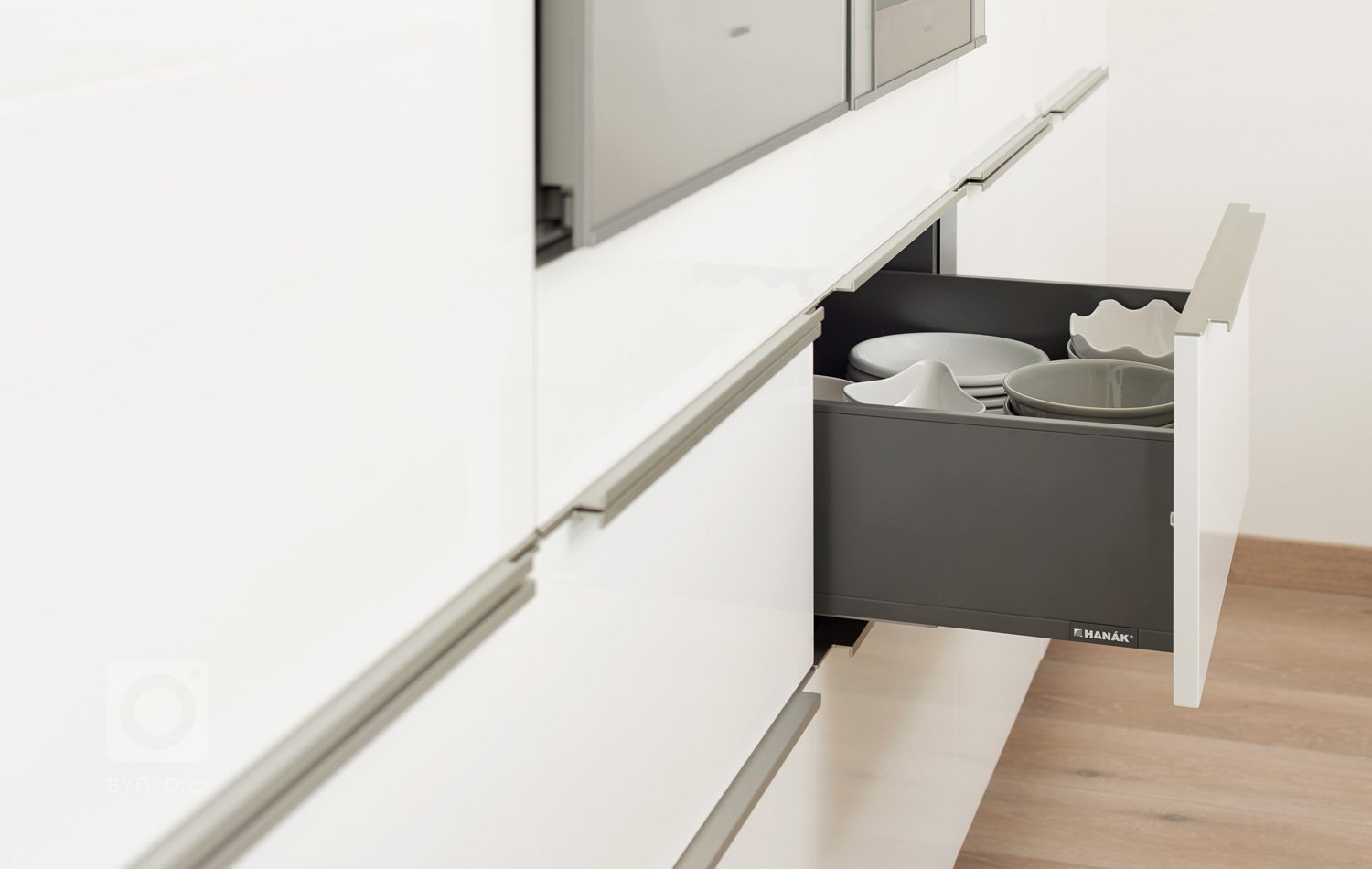 Majitelé rodinnéhodomu preferují kvalitní designový nábytek. Proto sáhli po moderní kuchyni HANÁK v bílém laku. Střídmý vzhled kuchyně COMFORT a čisté, ničím…