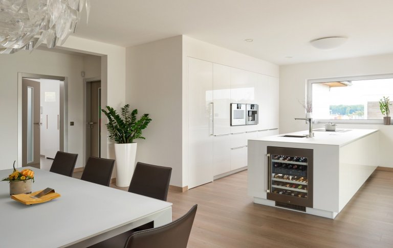 Majitelé rodinnéhodomu preferují kvalitní designový nábytek. Proto sáhli po moderní kuchyni HANÁK v bílém laku. Střídmý vzhled kuchyně COMFORT a čisté, ničím…