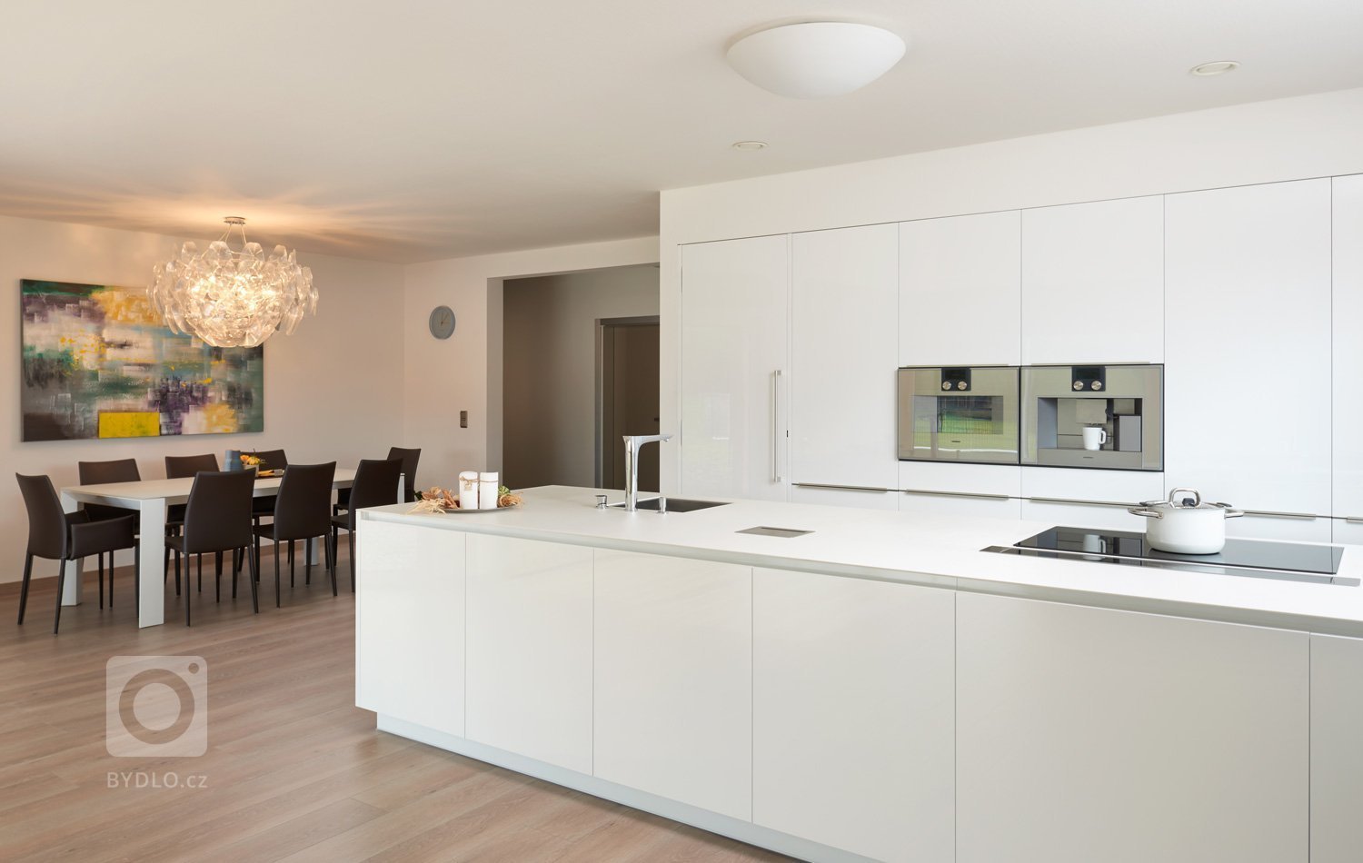 Majitelé rodinnéhodomu preferují kvalitní designový nábytek. Proto sáhli po moderní kuchyni HANÁK v bílém laku. Střídmý vzhled kuchyně COMFORT a čisté, ničím…