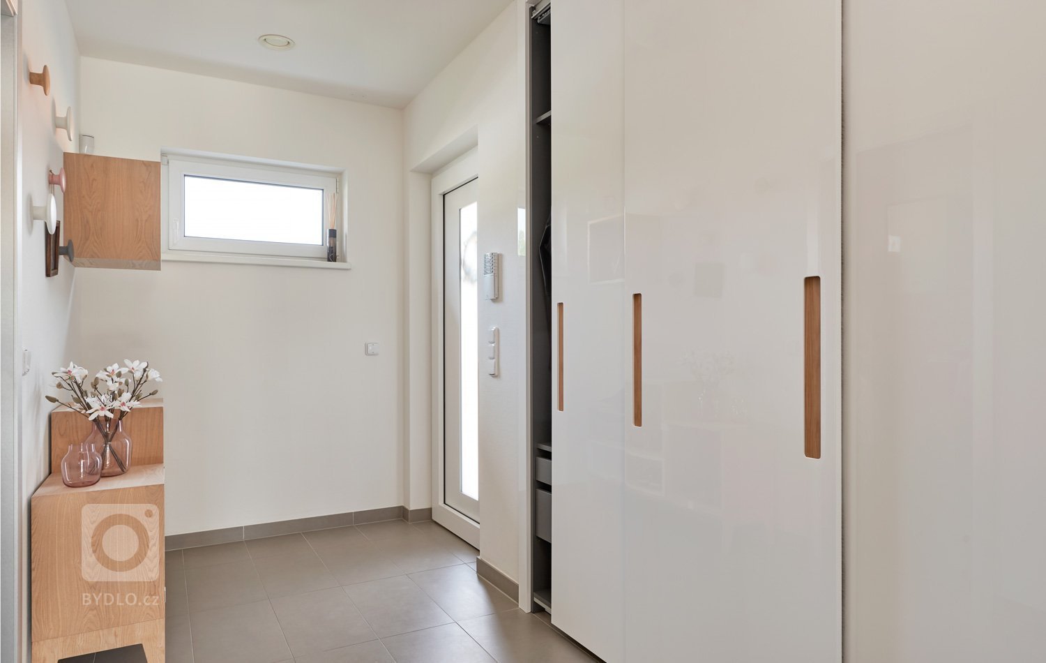 Majitelé rodinnéhodomu preferují kvalitní designový nábytek. Proto sáhli po moderní kuchyni HANÁK v bílém laku. Střídmý vzhled kuchyně COMFORT a čisté, ničím…