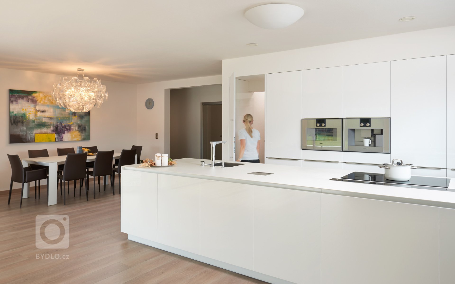 Majitelé rodinnéhodomu preferují kvalitní designový nábytek. Proto sáhli po moderní kuchyni HANÁK v bílém laku. Střídmý vzhled kuchyně COMFORT a čisté, ničím…