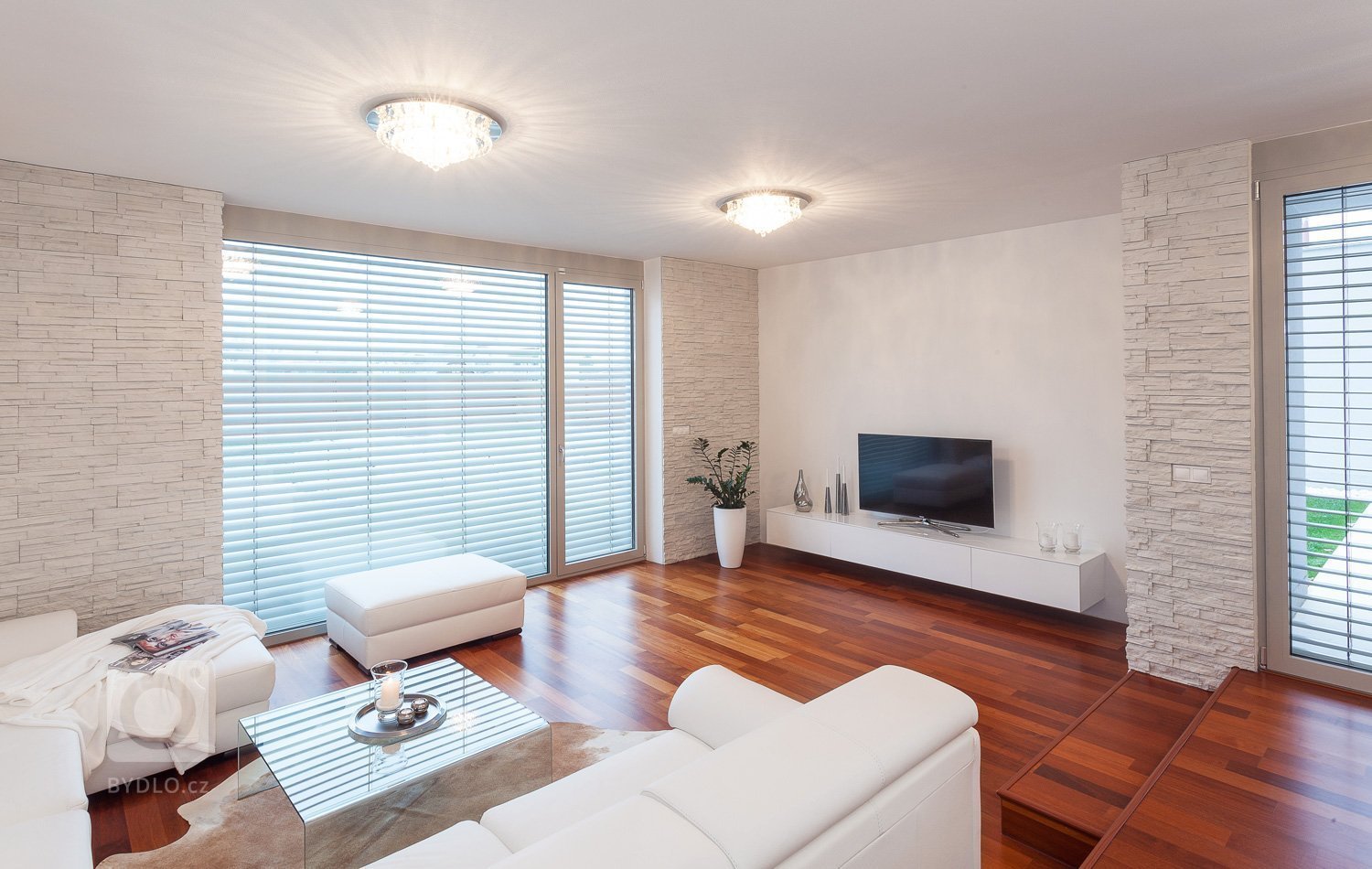 Každý domov představuje určitou skládanku vypovídající o vkusu, a potřebách jeho majitelů.&nbsp;Majitelka tohoto domu miluje moderní design, proto měla ihned…