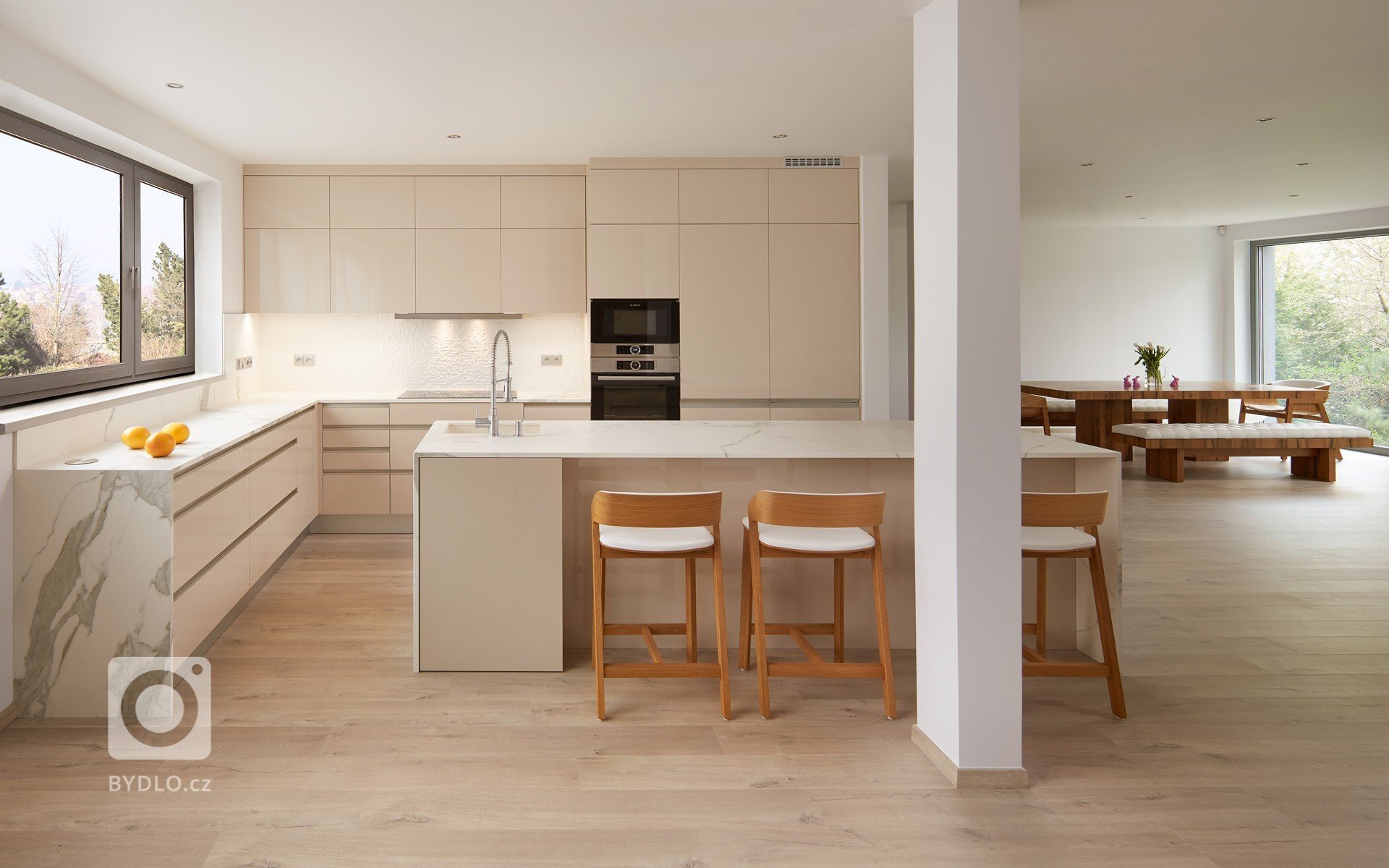 Lak v odstínu champagne je čím dál víc populární! Dokazuje to i následující realizace moderní kuchyně HANÁK v kombinaci modelu s výraznou nerezovou úchytkou v…