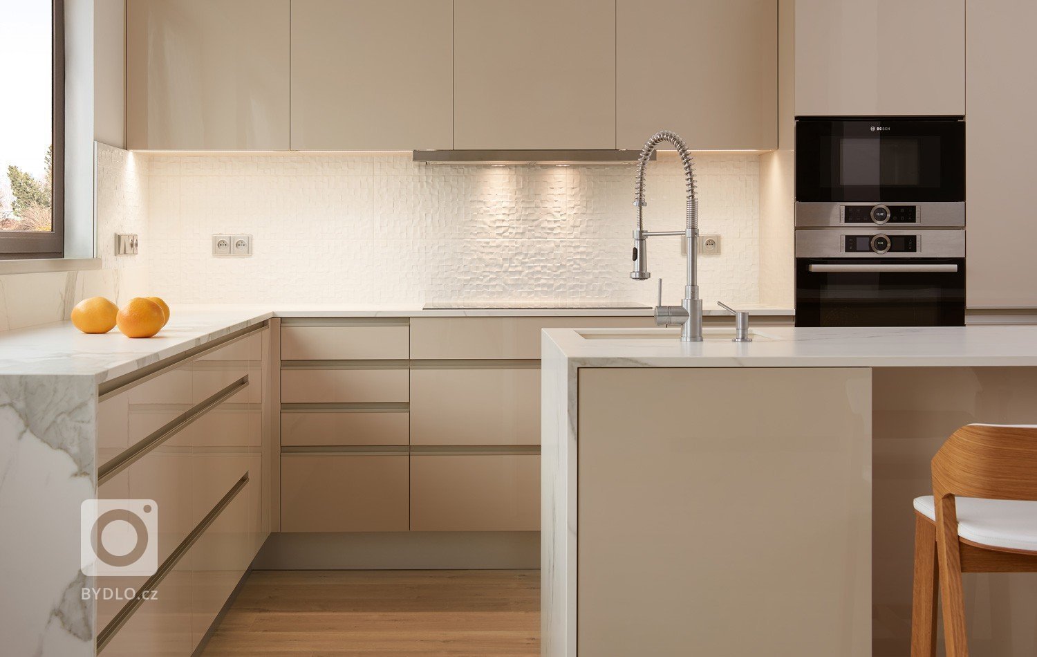 Lak v odstínu champagne je čím dál víc populární! Dokazuje to i následující realizace moderní kuchyně HANÁK v kombinaci modelu s výraznou nerezovou úchytkou v…
