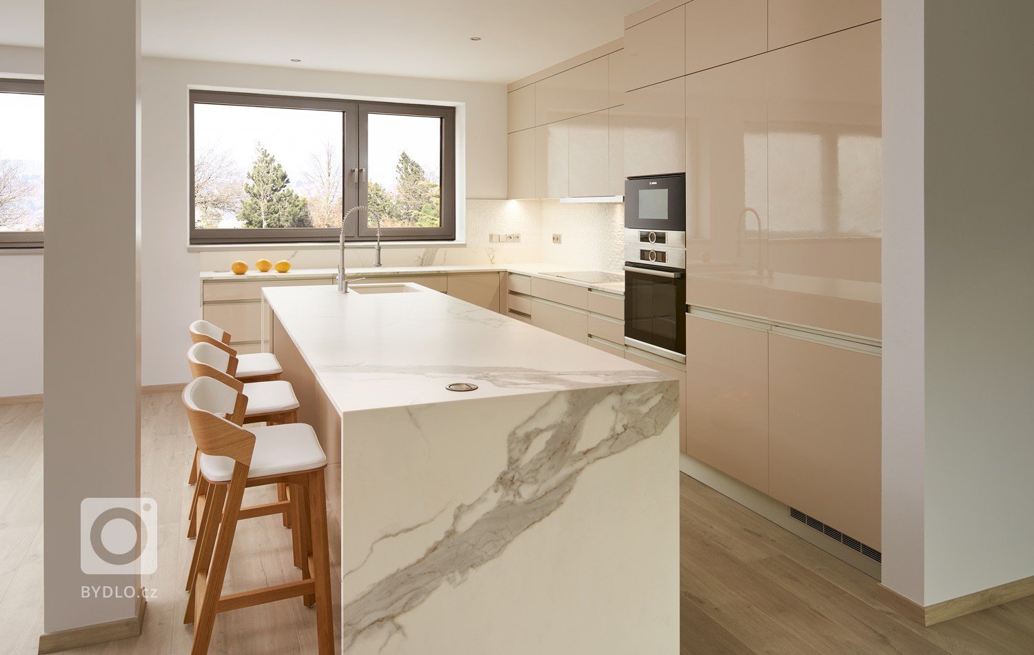 Lak v odstínu champagne je čím dál víc populární! Dokazuje to i následující realizace moderní kuchyně HANÁK v kombinaci modelu s výraznou nerezovou úchytkou v…