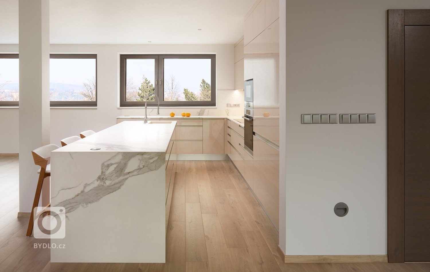 Lak v odstínu champagne je čím dál víc populární! Dokazuje to i následující realizace moderní kuchyně HANÁK v kombinaci modelu s výraznou nerezovou úchytkou v…