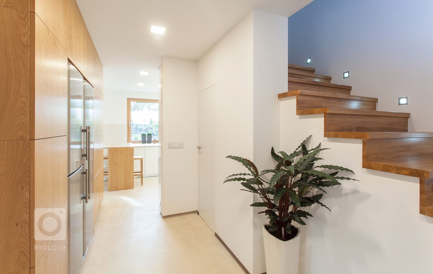 Dům je&nbsp;zařízen velmi jednoduše, jak napoví řada fotografií. Nábytek je v kombinaci bílého laku s&nbsp;&nbsp;dýhou dub rustikální přírodní.&nbsp;
