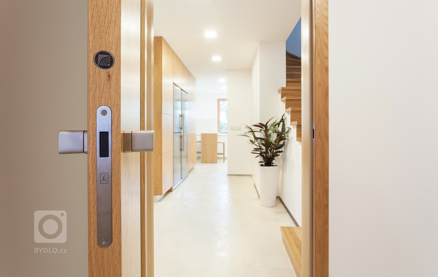 Dům je&nbsp;zařízen velmi jednoduše, jak napoví řada fotografií. Nábytek je v kombinaci bílého laku s&nbsp;&nbsp;dýhou dub rustikální přírodní.&nbsp;
