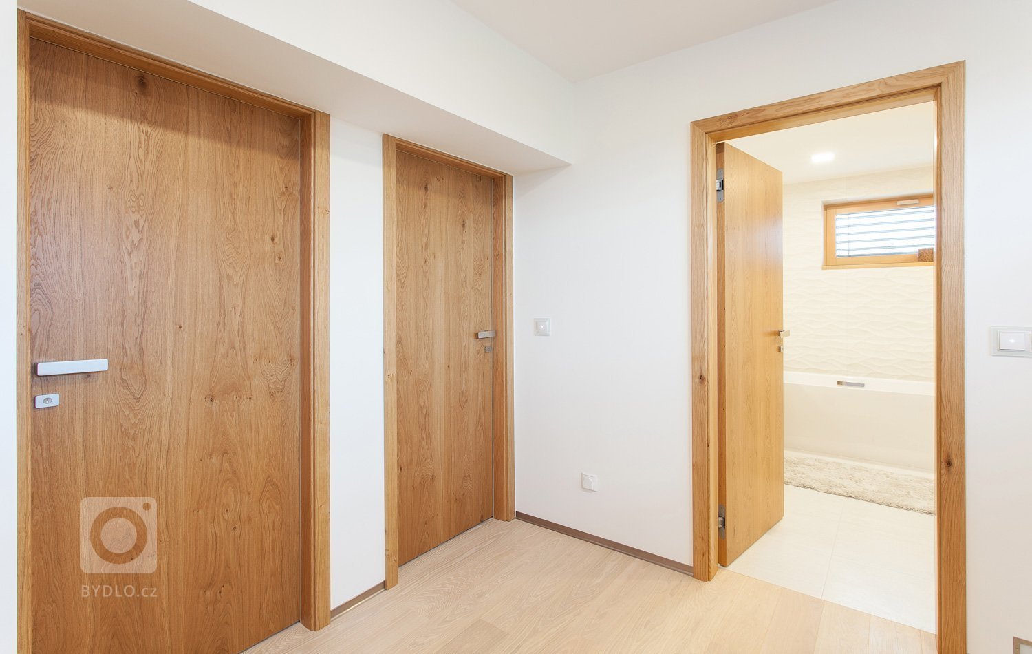 Dům je&nbsp;zařízen velmi jednoduše, jak napoví řada fotografií. Nábytek je v kombinaci bílého laku s&nbsp;&nbsp;dýhou dub rustikální přírodní.&nbsp;
