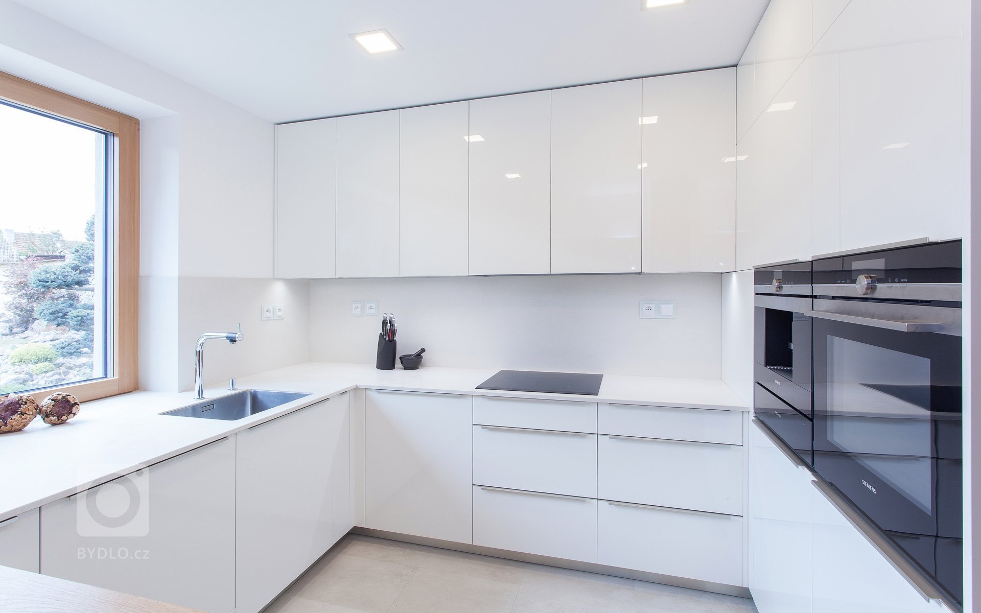 Dům je&nbsp;zařízen velmi jednoduše, jak napoví řada fotografií. Nábytek je v kombinaci bílého laku s&nbsp;&nbsp;dýhou dub rustikální přírodní.&nbsp;
