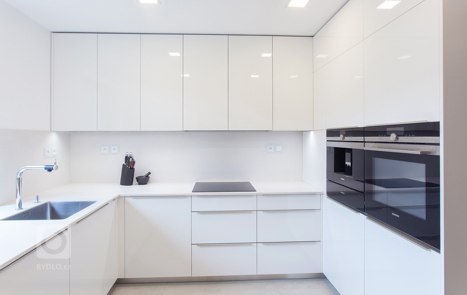 Dům je&nbsp;zařízen velmi jednoduše, jak napoví řada fotografií. Nábytek je v kombinaci bílého laku s&nbsp;&nbsp;dýhou dub rustikální přírodní.&nbsp;
