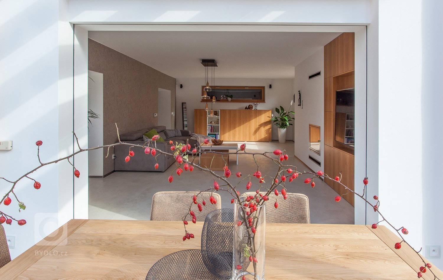 Dům je&nbsp;zařízen velmi jednoduše, jak napoví řada fotografií. Nábytek je v kombinaci bílého laku s&nbsp;&nbsp;dýhou dub rustikální přírodní.&nbsp;
