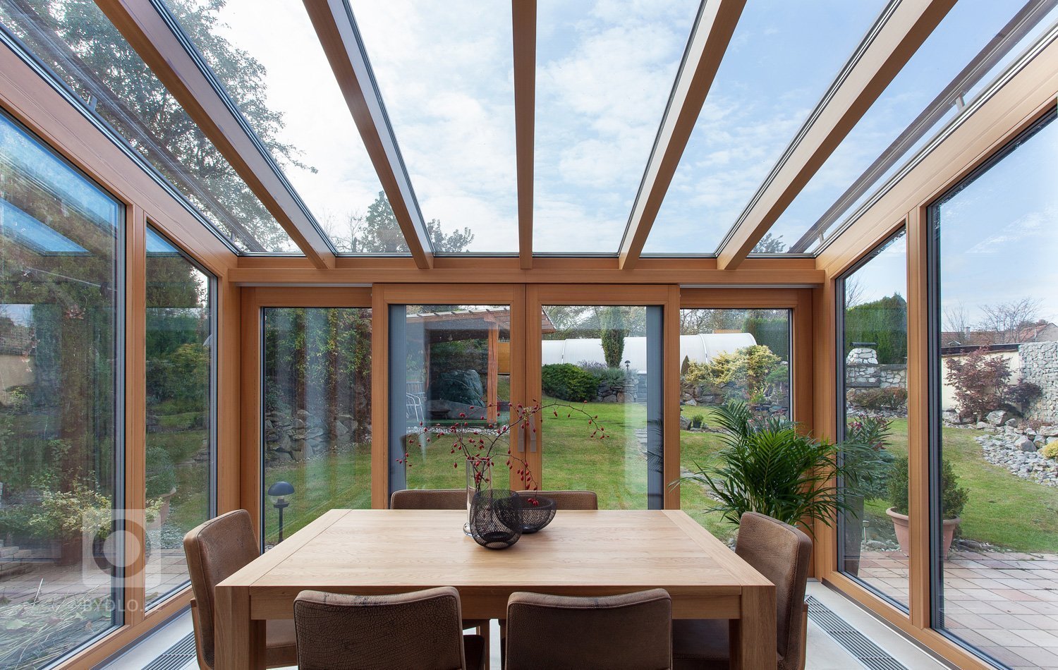 Dům je&nbsp;zařízen velmi jednoduše, jak napoví řada fotografií. Nábytek je v kombinaci bílého laku s&nbsp;&nbsp;dýhou dub rustikální přírodní.&nbsp;
