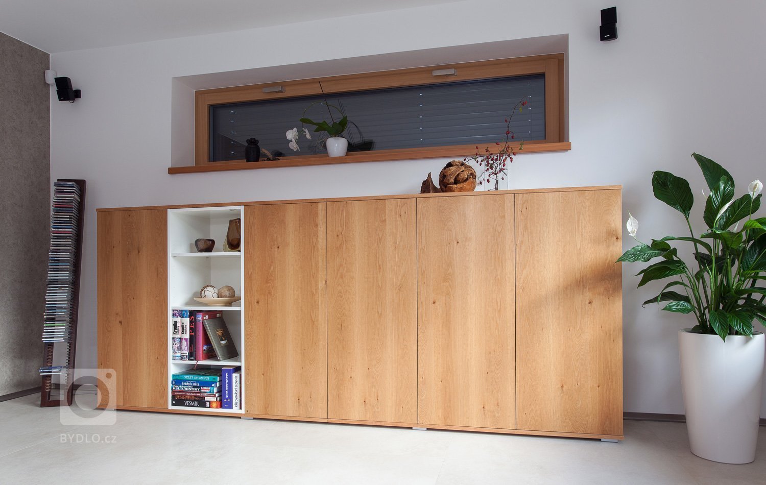 Dům je&nbsp;zařízen velmi jednoduše, jak napoví řada fotografií. Nábytek je v kombinaci bílého laku s&nbsp;&nbsp;dýhou dub rustikální přírodní.&nbsp;
