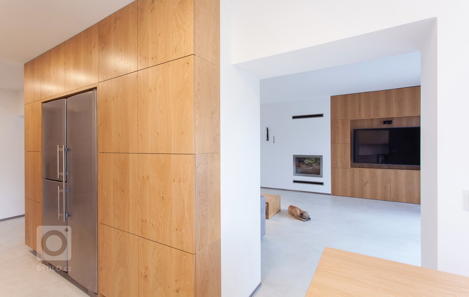 Dům je&nbsp;zařízen velmi jednoduše, jak napoví řada fotografií. Nábytek je v kombinaci bílého laku s&nbsp;&nbsp;dýhou dub rustikální přírodní.&nbsp;
