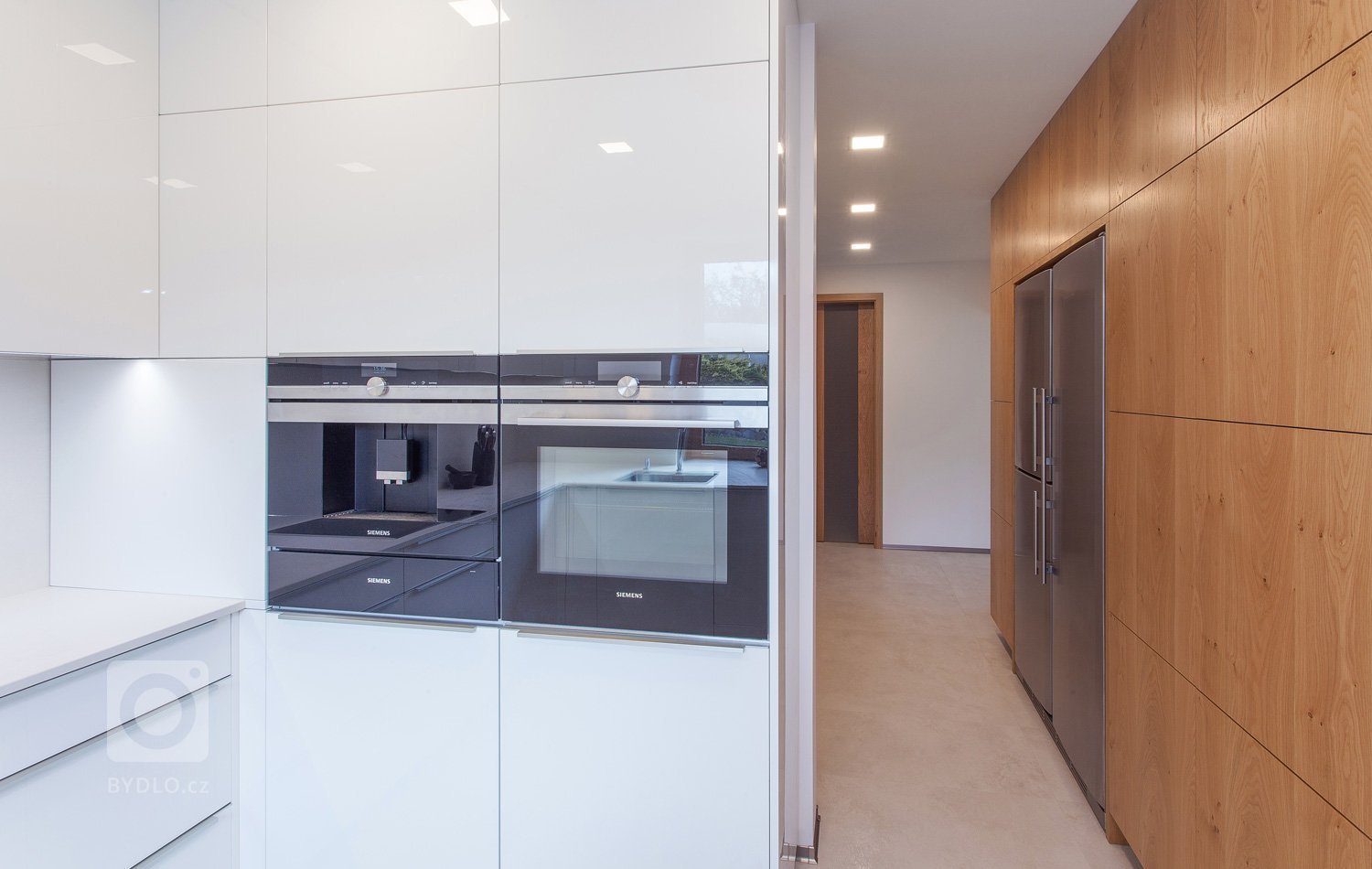 Dům je&nbsp;zařízen velmi jednoduše, jak napoví řada fotografií. Nábytek je v kombinaci bílého laku s&nbsp;&nbsp;dýhou dub rustikální přírodní.&nbsp;
