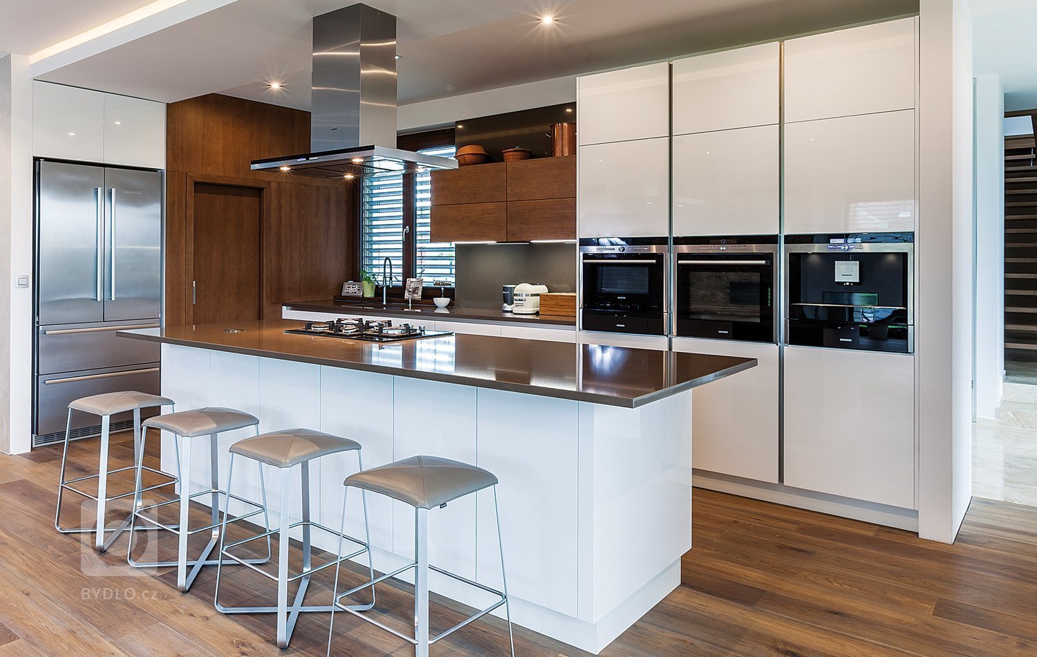 Realizace moderní kuchyně pro klientku z Bratislavy, která měla jasnou představu o stylu i materiálech. Jedním z hlavních požadavků byl i obklad stěny v…