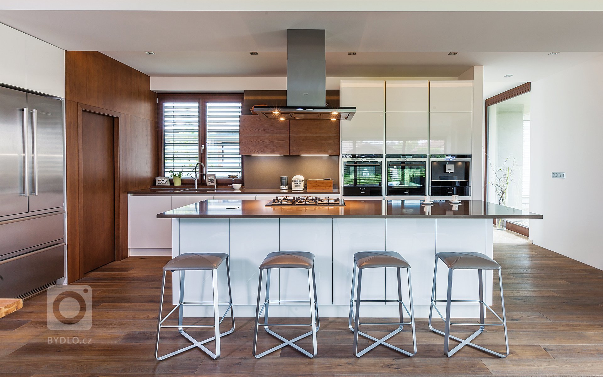 Realizace moderní kuchyně pro klientku z Bratislavy, která měla jasnou představu o stylu i materiálech. Jedním z hlavních požadavků byl i obklad stěny v…