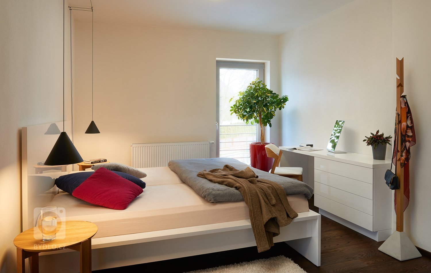 Zajímavý interiér mladé rodiny, která do svého domu zvolila kombinaci krásných materiálů. Dýha dub rustikální a lak magnolia se prolínají nejen v kuchyni a…