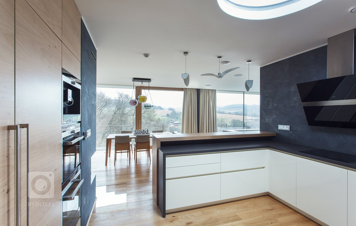 Představíme vám krásný dům citlivě zasazený do přírody s bohatým přísunem denního světla, ve kterém je jednou z dominant naše kuchyně v příjemném propojení…