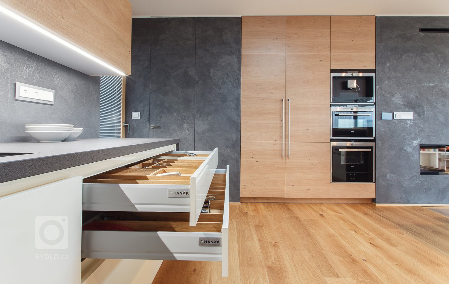 Představíme vám krásný dům citlivě zasazený do přírody s bohatým přísunem denního světla, ve kterém je jednou z dominant naše kuchyně v příjemném propojení…