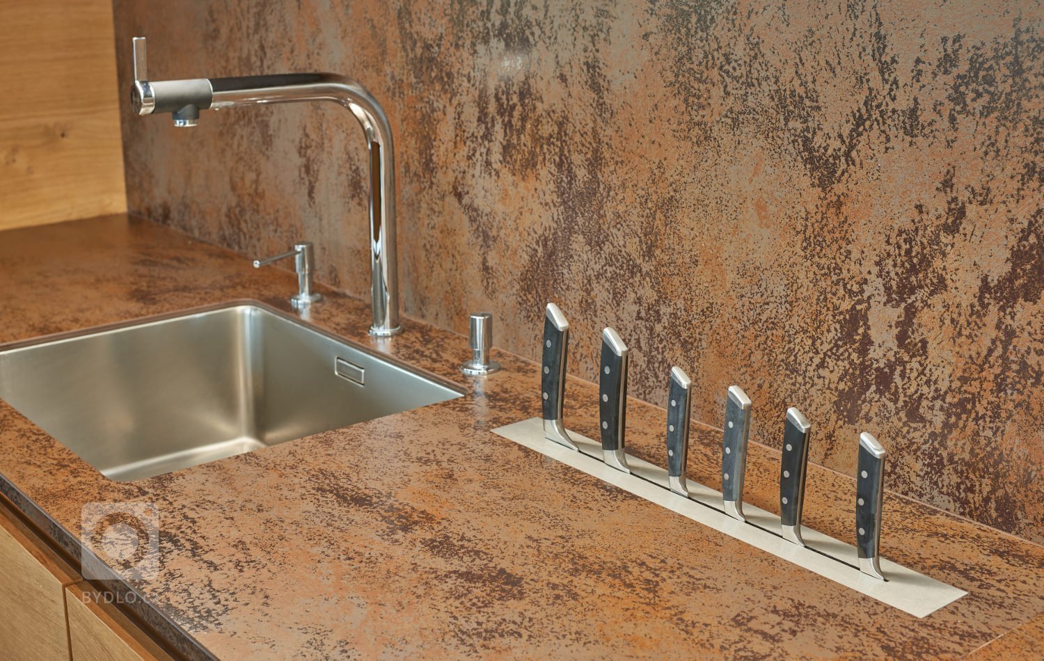 Krásný dům situovaný v nerušené přírodě.&nbsp;V hlavní roli této&nbsp;realizace je zvolený materiál. A to&nbsp;dýha dub rustikální přírodní s jemnou strukturou…