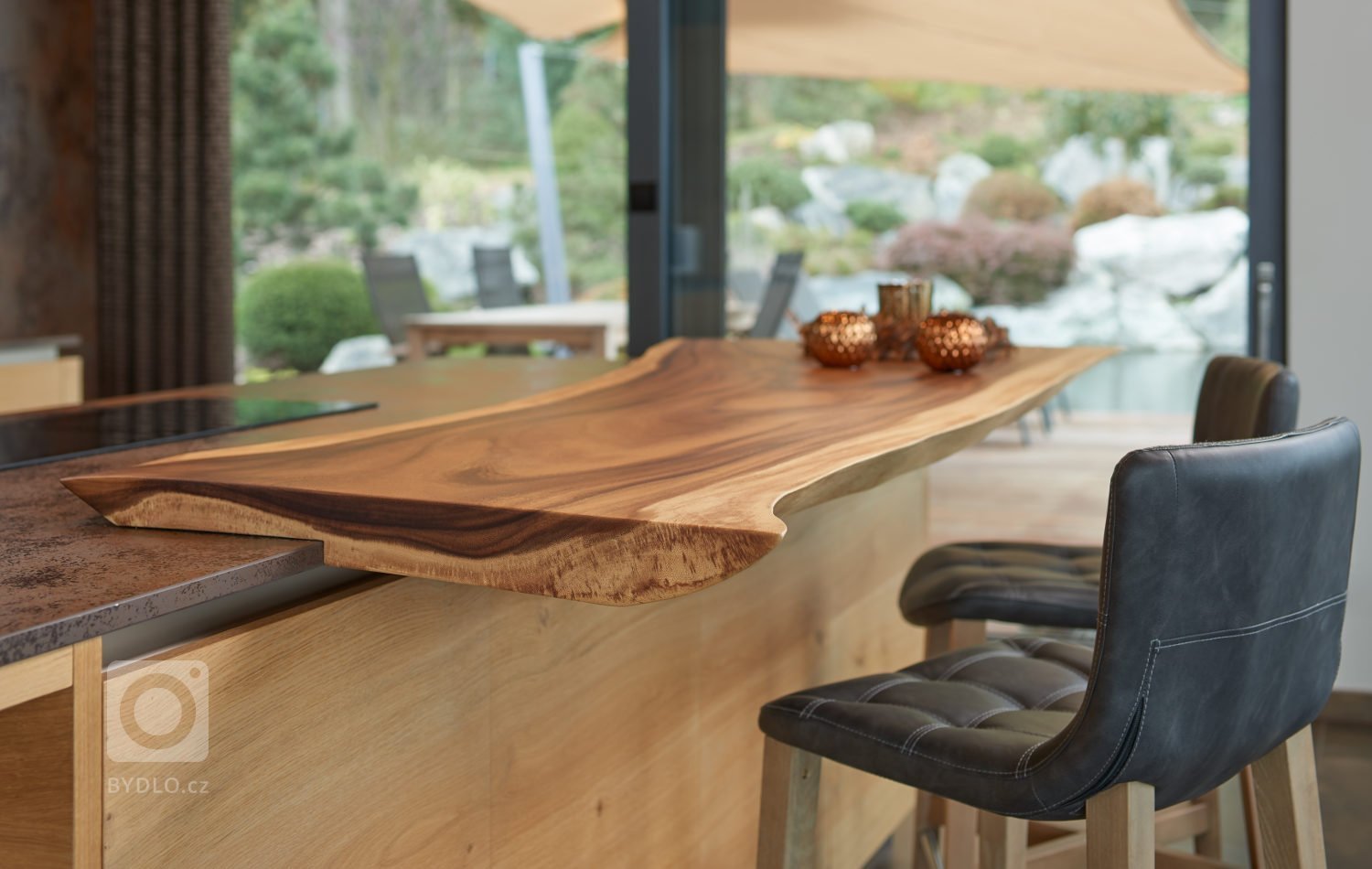 Krásný dům situovaný v nerušené přírodě.&nbsp;V hlavní roli této&nbsp;realizace je zvolený materiál. A to&nbsp;dýha dub rustikální přírodní s jemnou strukturou…