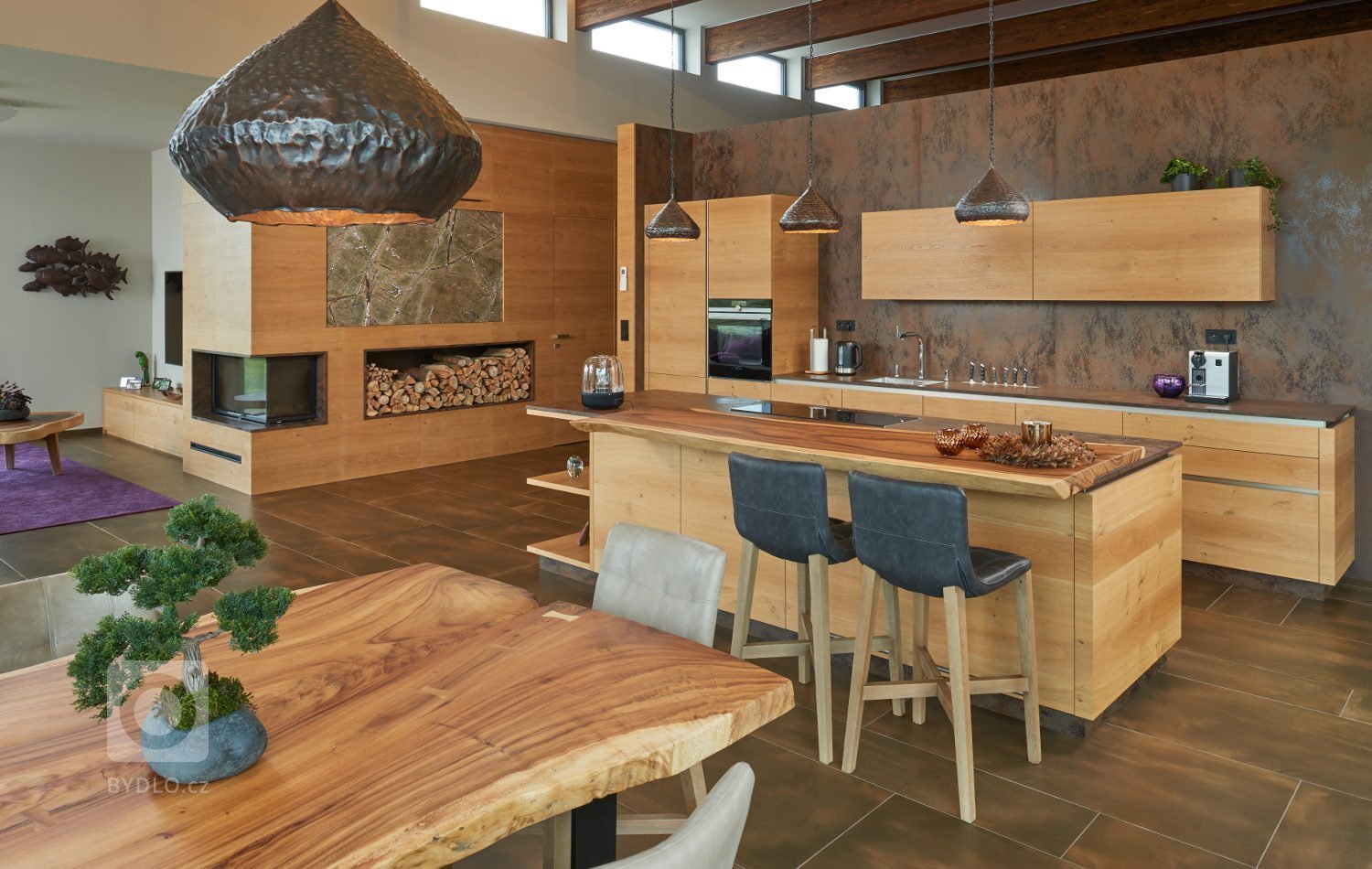 Krásný dům situovaný v nerušené přírodě.&nbsp;V hlavní roli této&nbsp;realizace je zvolený materiál. A to&nbsp;dýha dub rustikální přírodní s jemnou strukturou…