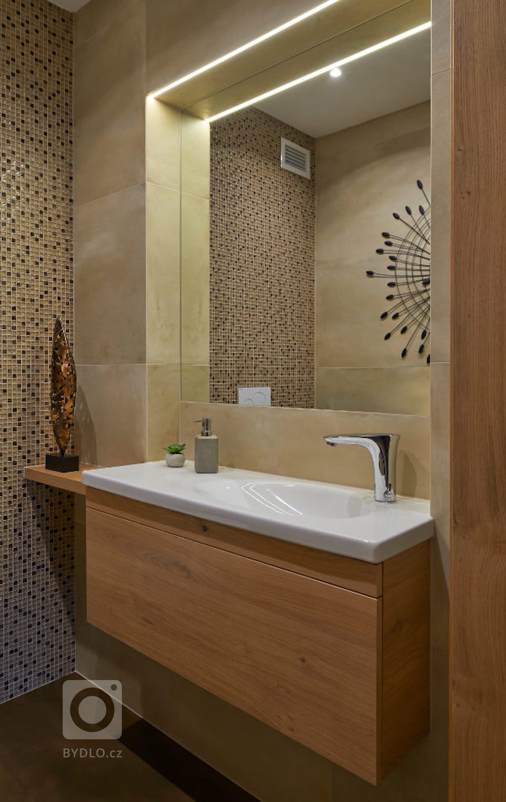 Krásný dům situovaný v nerušené přírodě.&nbsp;V hlavní roli této&nbsp;realizace je zvolený materiál. A to&nbsp;dýha dub rustikální přírodní s jemnou strukturou…